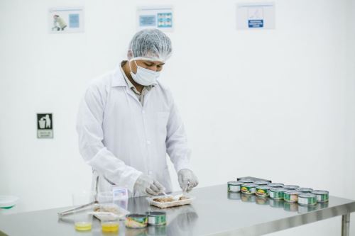 Durante la visita de supervisión, los especialistas realizaron las pruebas sensoriales y organolépticas (análisis de color, olor, sabor y textura) de los productos almacenados antes de su liberación al distrito de Yurúa (Atalaya).  Foto: Difusión