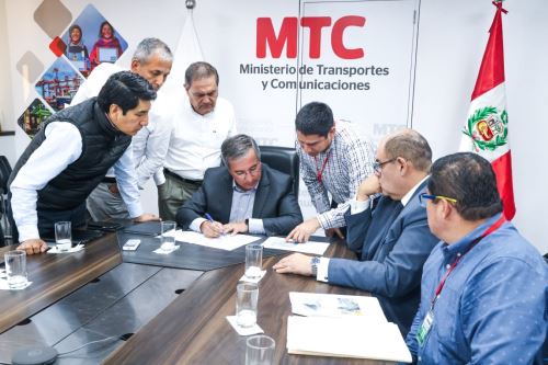 “El primer puente modular se instalará sobre la estructura que no ha sido afectada", se acordó en una reunión liderada por el ministro Pérez-Reyes en el MTC. Foto: MTC