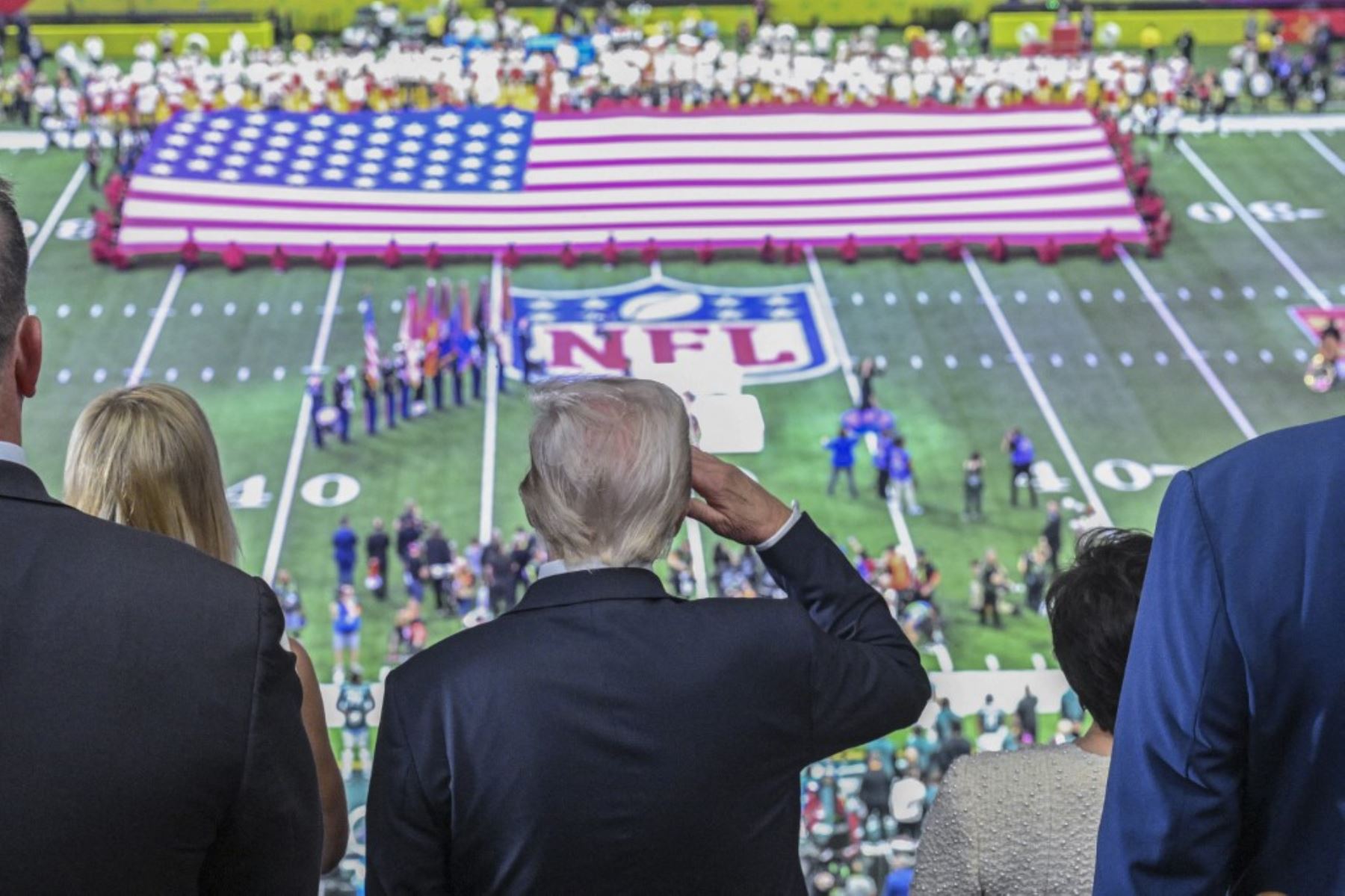 El presidente de los Estados Unidos, Donald Trump, saluda mientras se toca el himno nacional antes del inicio del Super Bowl LIX entre los Kansas City Chiefs y los Philadelphia Eagles en Caesars Superdome en Nueva Orleans, Luisiana, el 9 de febrero de 2025. (Foto de ROBERTO SCHMIDT / AFP)