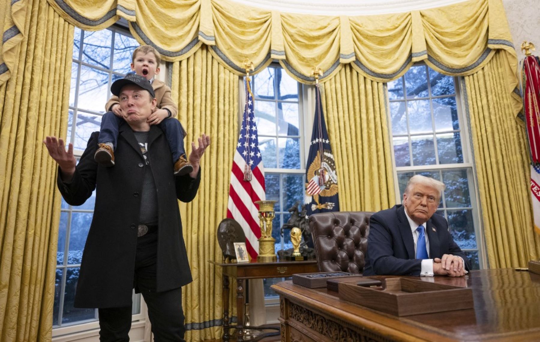 El CEO de Tesla y SpaceX, Elon Musk y su hijo, se unen al presidente de los Estados Unidos, Donald Trump, mientras firma órdenes ejecutivas en la Oficina Oval de la Casa Blanca en Washington, DC. (Foto de Jim WATSON / AFP)