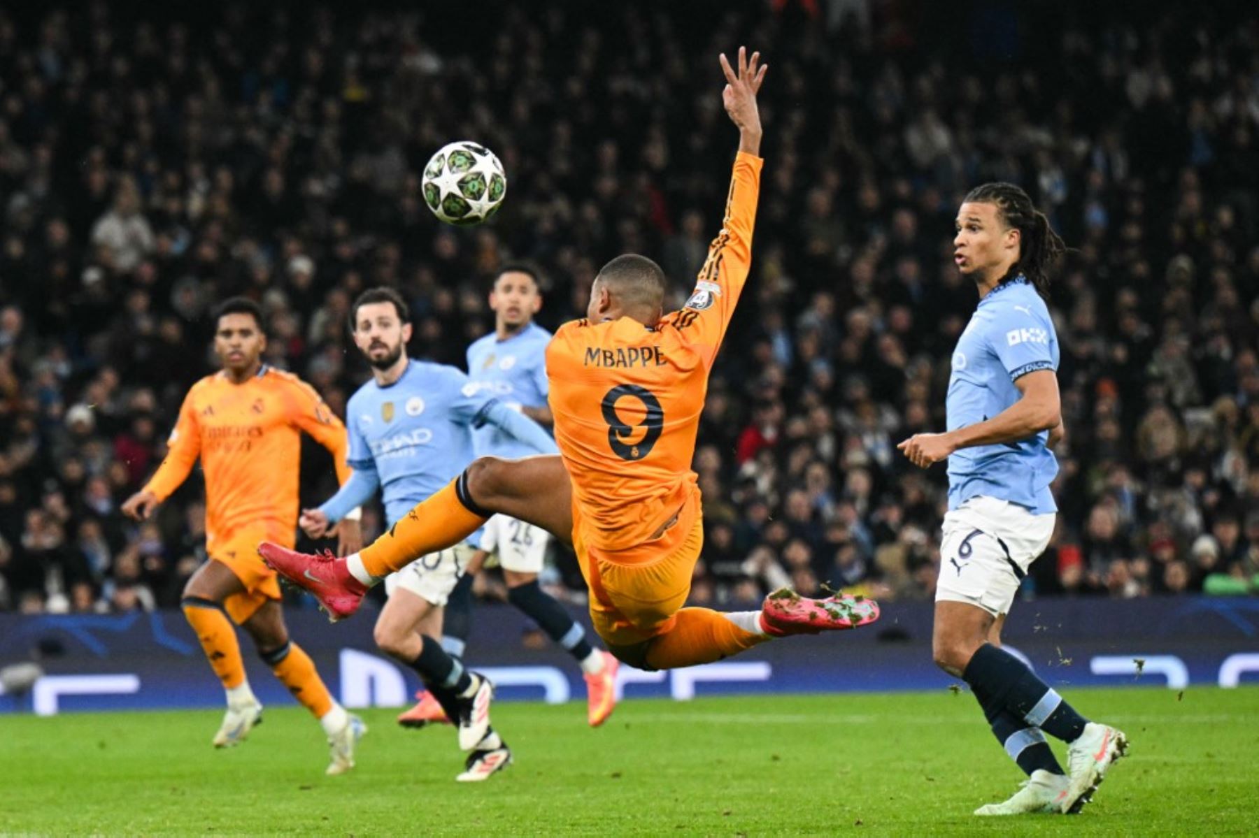 El delantero francés del Real Madrid, Kylian Mbappe, dispara y marca el primer gol de su equipo durante el partido de fútbol de la Liga de Campeones de la UEFA entre el Manchester City y el Real Madrid en el Etihad Stadium de Manchester, al noroeste de Inglaterra, el 11 de febrero de 2025. (Foto de Oli SCARFF / AFP)