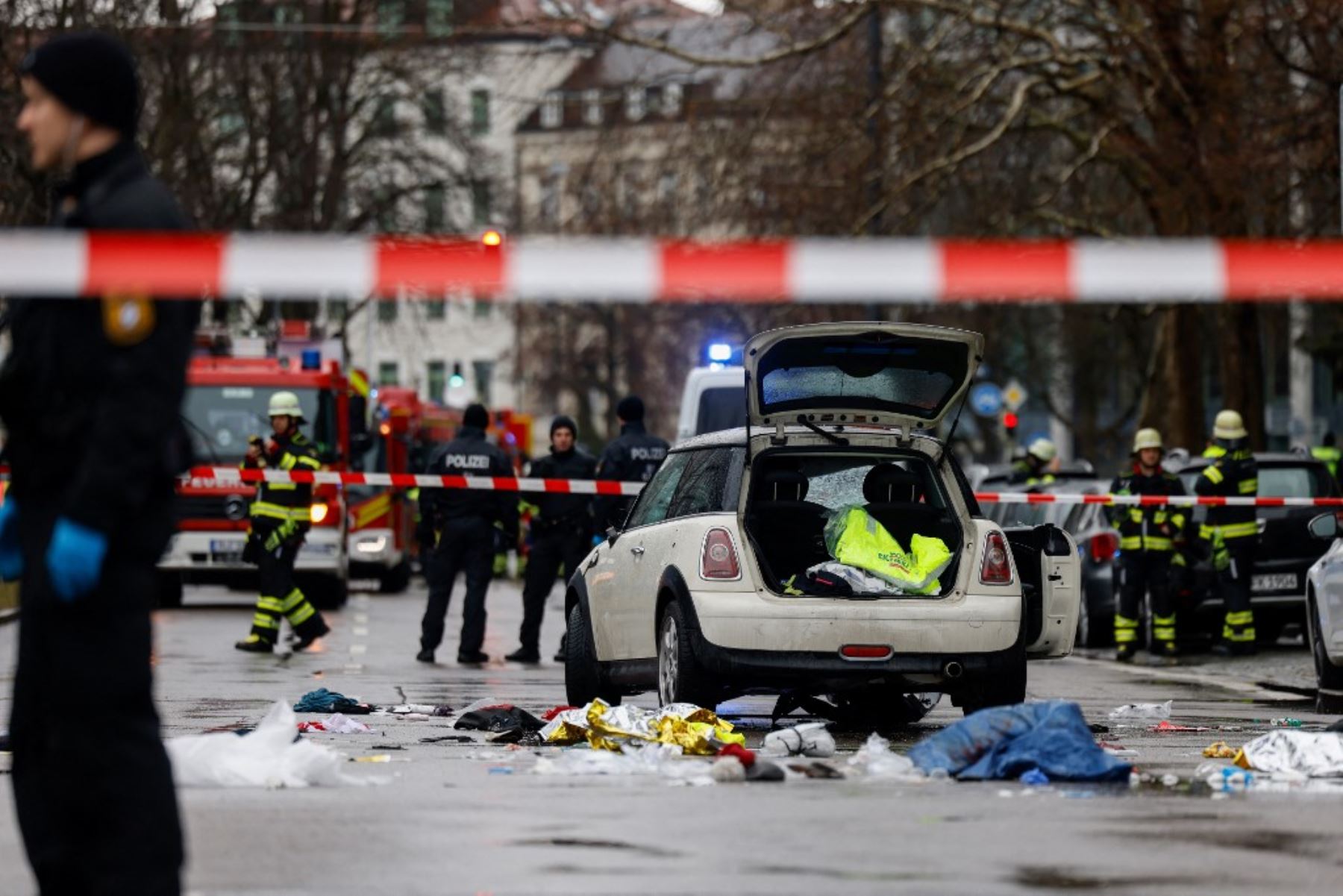 Los miembros de los servicios de emergencia trabajan en la escena donde un automóvil se estrelló contra una multitud en la ciudad de Múnich, en el sur de Alemania, el 13 de febrero de 2025, dejando varias personas heridas, dijo la policía. La policía de Múnich dijo en la plataforma de redes sociales X que "varias personas resultaron heridas" después de que "un automóvil se estrelló contra un grupo de personas" en el centro de la capital del estado bávaro. (Foto de Michaela STACHE / AFP)