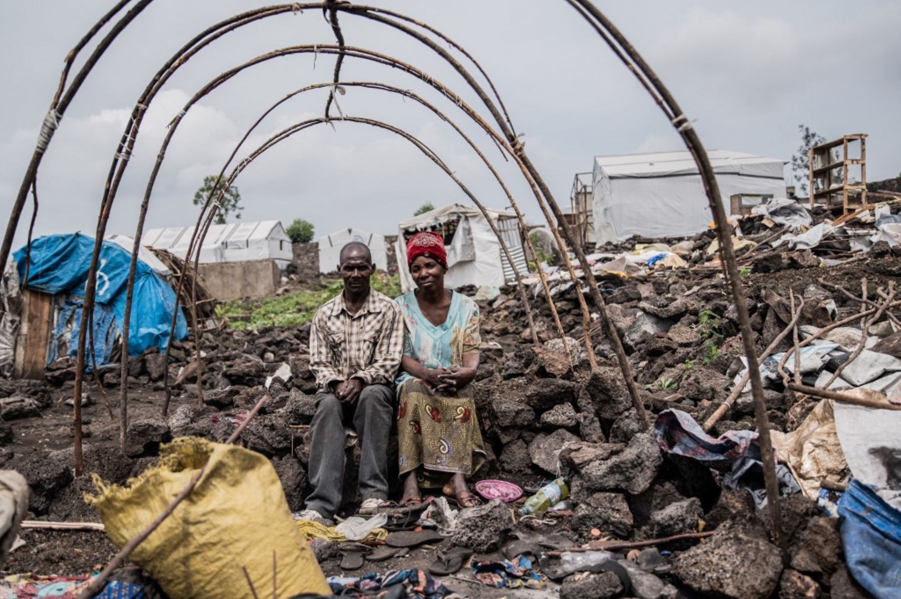 Una familia desplazada internamente posa en su antigua cabaña antes de salir del campamento en Bulengo el 12 de febrero de 2025. Los combates estallaron el martes en el este de la República Democrática del Congo, tres días después de un llamamiento de los líderes africanos para un alto el fuego y una breve calme en el conflicto. (Foto de Jospin mwisha / AFP)