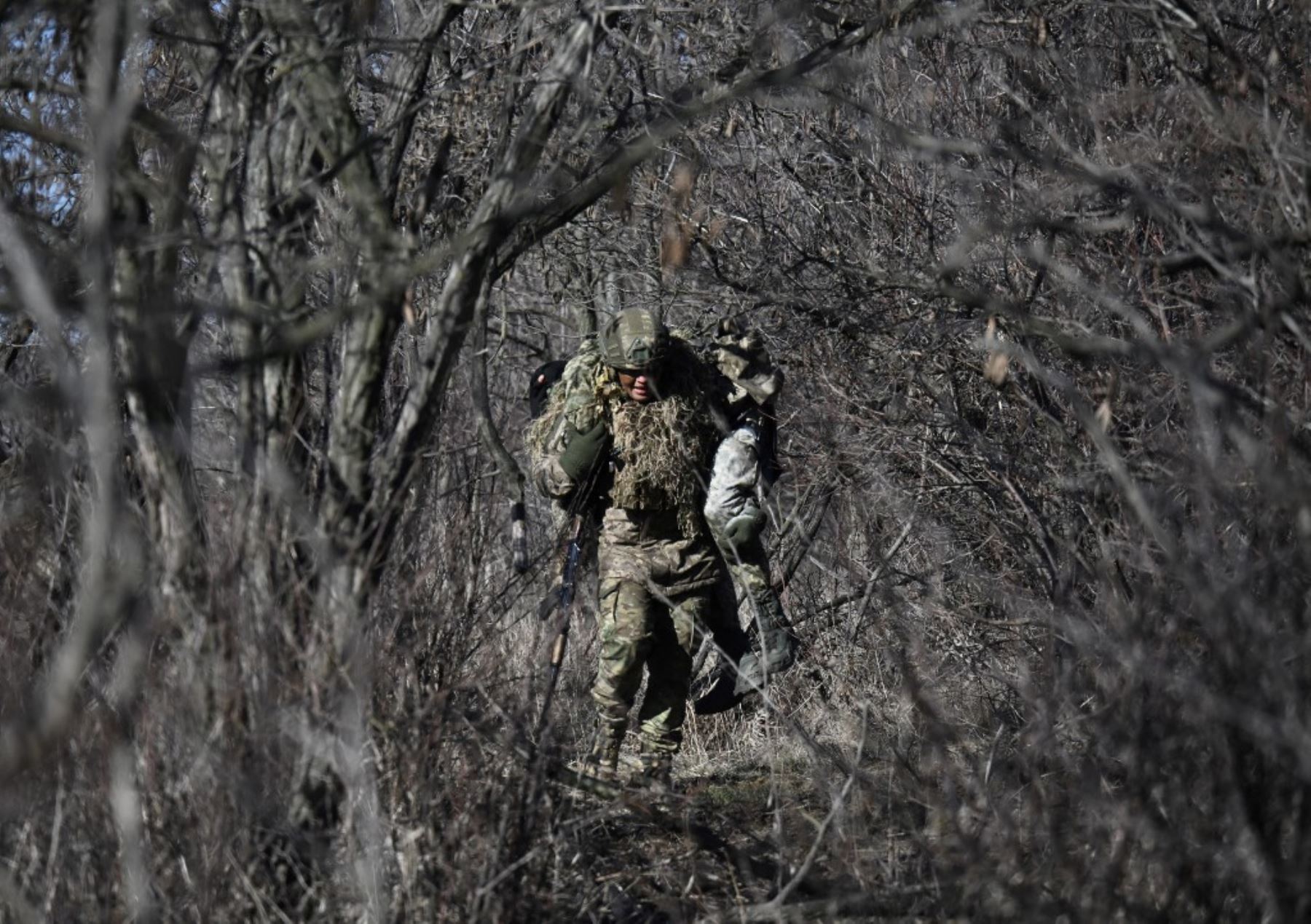 Los militares del batallón de rifle especial de Alkatraz, ex prisioneros que se ofrecieron como voluntarios para defender Ucrania, de la 93 Brigada Motorizada participan en un simulacro militar en un lugar no revelado en la región de Donetsk, en medio de la invasión rusa de Ucrania. (Foto de Genya SAVILOV / AFP)