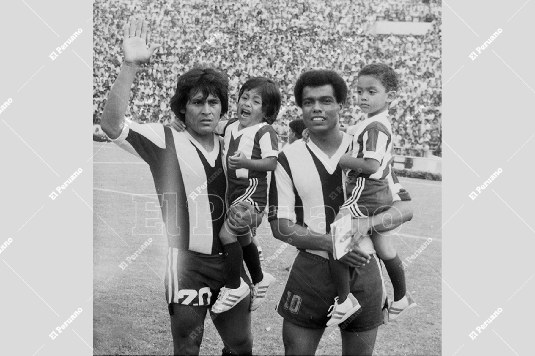 Lima - 21 enero 1979 / Hugo Sotil y Teófilo Cubillas posan  antes del partido final ante el Atlético Chalaco. Alianza Lima se coronó bicampeón del fútbol peruano. Foto: Archivo Histórico de El Peruano / Oswaldo Sánchez