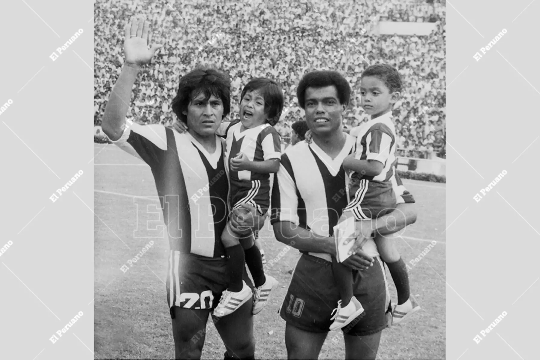 Lima - 21 enero 1979 / Hugo Sotil y Teófilo Cubillas posan  antes del partido final ante el Atlético Chalaco. Alianza Lima se coronó bicampeón del fútbol peruano. Foto: Archivo Histórico de El Peruano / Oswaldo Sánchez