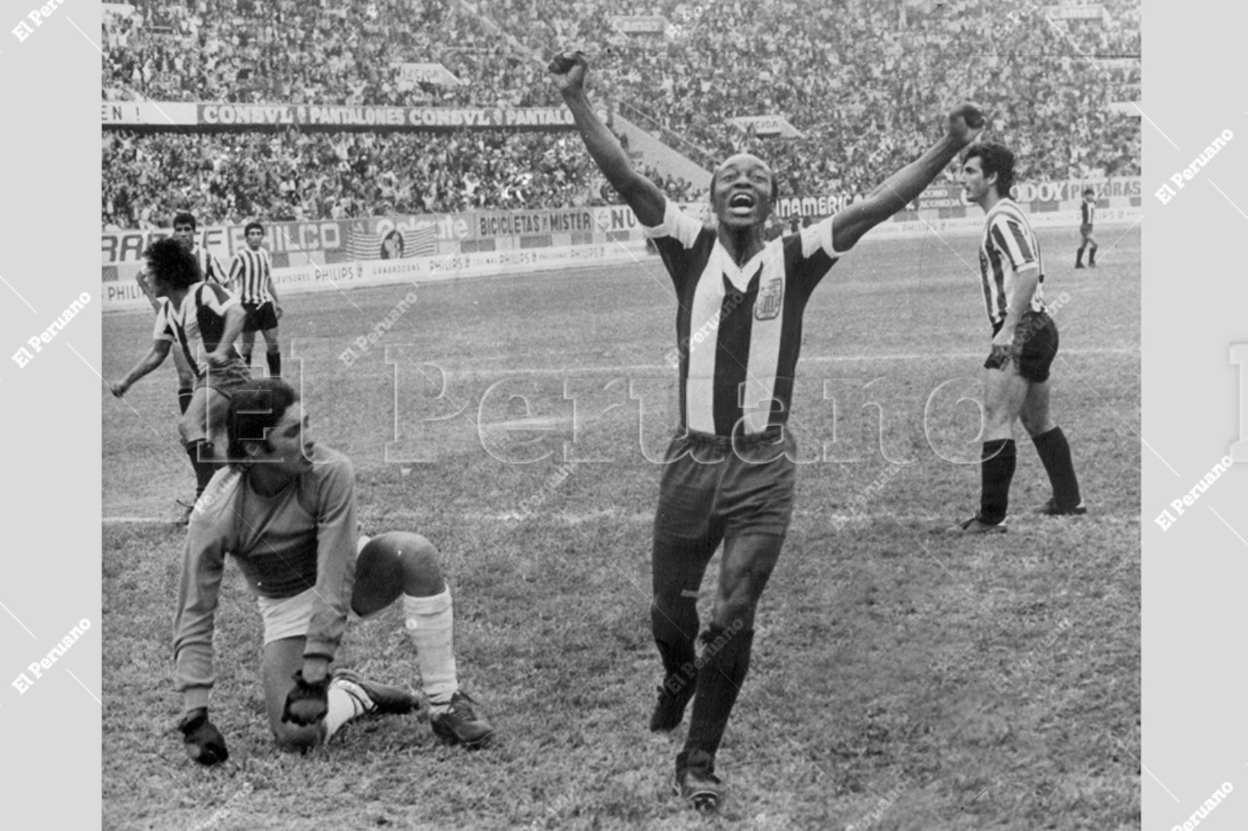 Lima - 22 julio 1974 / Víctor "Pitín" Zegarra celebra uno de los goles íntimos en el triunfo de Alianza Lima sobre Unión Huaral por el torneo descentralizado. Foto: Archivo Histórico de El Peruano.