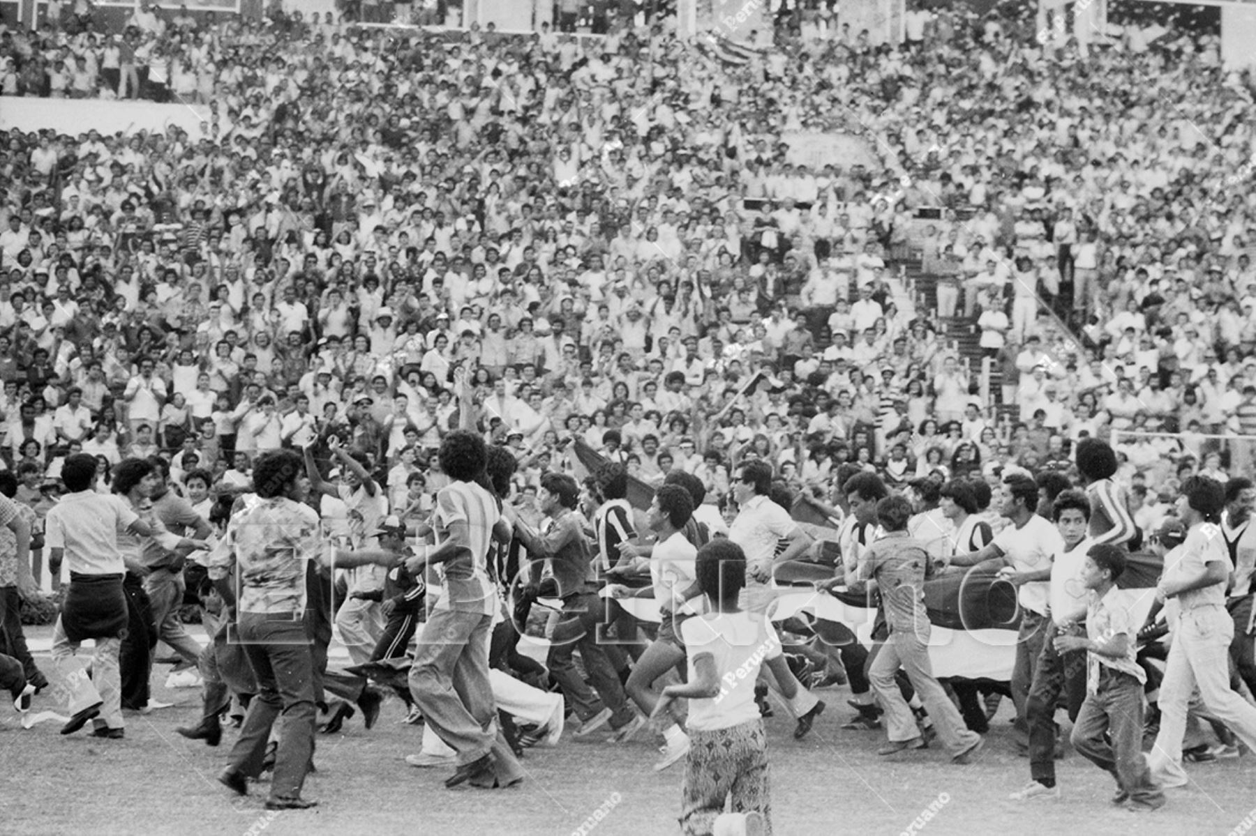 Lima - 21 enero 1979 / Jugadores e hinchas de Alianza Lima dan la vuelta olímpica tras derrotar al Atlético Chalaco y lograr el bicampeonato. Foto: Archivo Histórico de El Peruano / Oswaldo Sánchez
