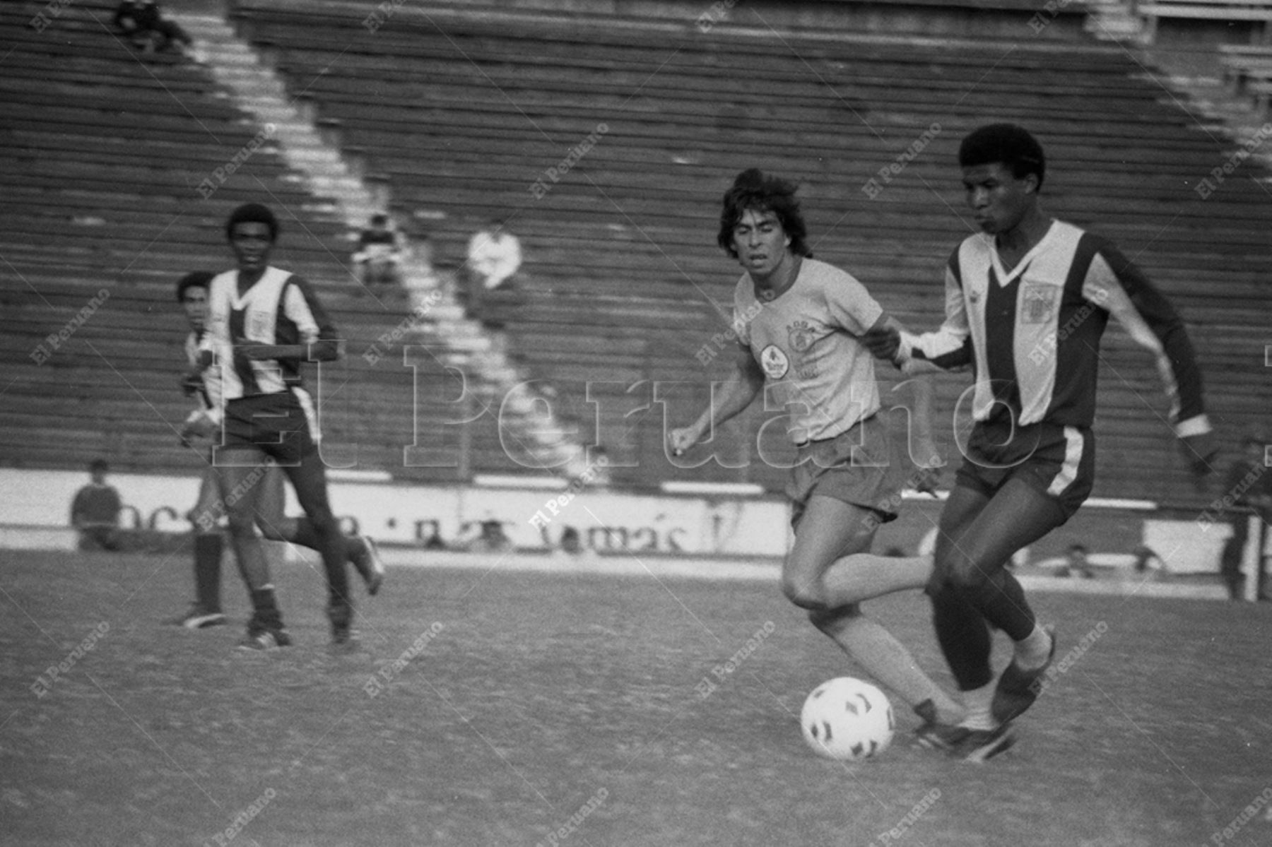 Lima - 15 julio 1987 / El "Potrillo" Luis Escobar supera a sus marcadores en el partido entre Alianza Lima y San Agustín por el torneo descentralizado. Foto: Archivo Histórico de El Peruano / Víctor Palomino