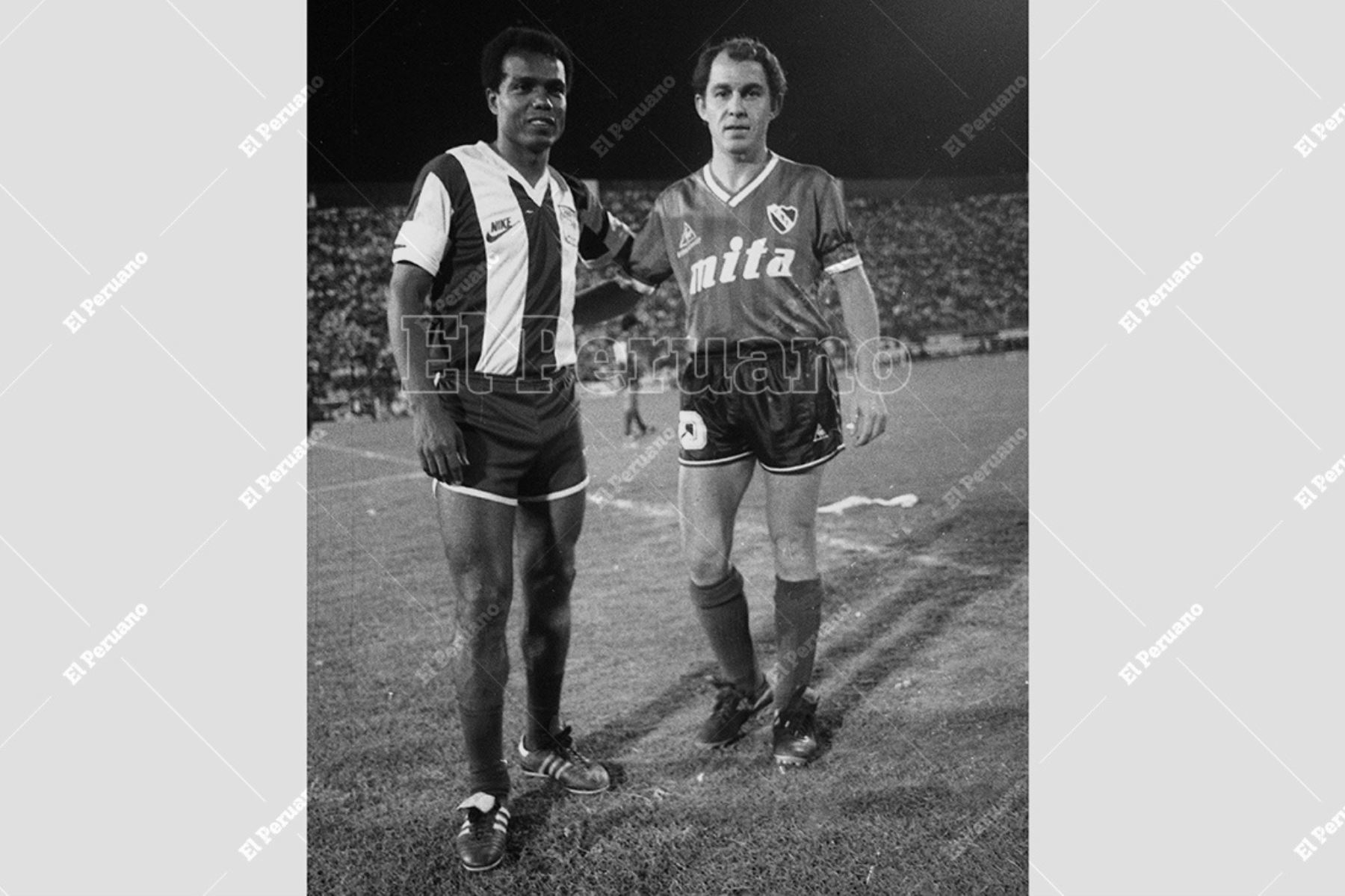 Lima .- 17 diciembre 1987 / Teófilo Cubillas y Ricardo Bochini, ídolos de Alianza Lima e Independiente de Avellaneda, posan antes de un partido a beneficio de las víctimas del accidente aéreo donde murieron los integrantes del plantel  íntimo. Foto: Archivo Histórico de El Peruano
