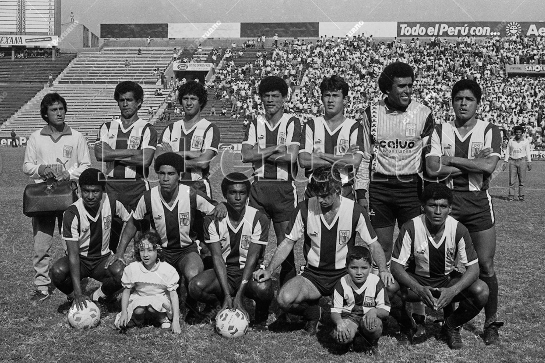 Lima - 8 noviembre 1987 / El cuadro de Alianza Lima, capitaneado por José "Caíco" Gonzales Ganoza,  que enfrentó a Unión Huaral por el torneo descentralizado. Foto: Archivo Histórico de El Peruano / Américo Alburquerque