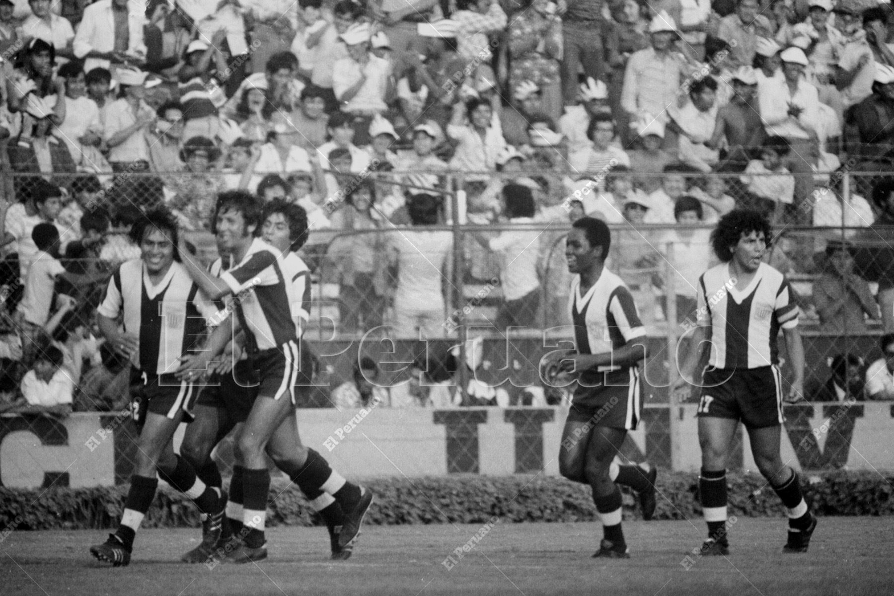 Lima - 8 mayo 1977 / Hugo Sotil acaba de marcar un gol de tiro libre. Alianza Lima derrotó 2-1 a Universitario de Deportes en el clásico del fútbol peruano por el Torneo Regional Metropolitano.  Foto: Archivo Histórico de El Peruano