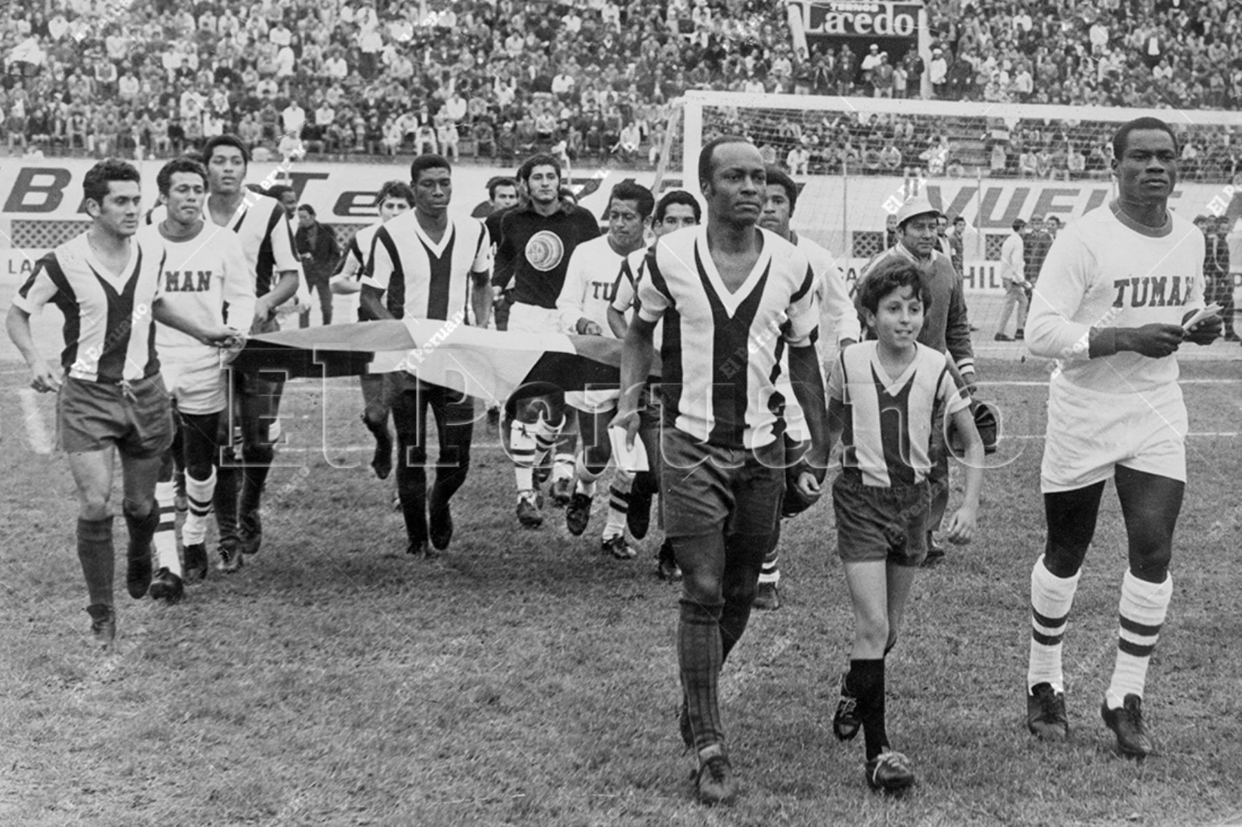Lima - 30 agosto 1971 / Alianza Lima, capitaneado por Víctor "Pitín" Zegarra salta al campo de juego para enfrentar al Unión Tumán en el Estadio Nacional. Foto: Archivo Histórico de El Peruano