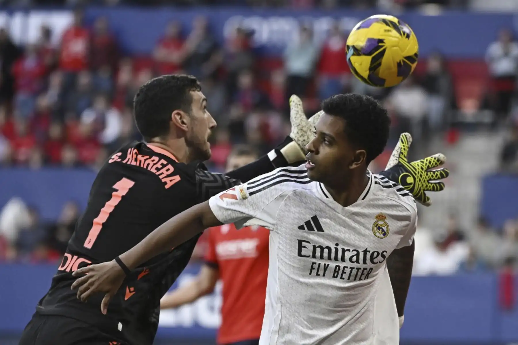 El portero español del Osasuna Sergio Herrera Piron y el delantero brasileño del Real Madrid, Rodrygo, compiten por el balón durante el partido de fútbol de la liga española entre el CA Osasuna y el Real Madrid CF en el Estadio El Sadar de Pamplona el 15 de febrero de 2025. (Foto de ANDER GILLENEA / AFP)
