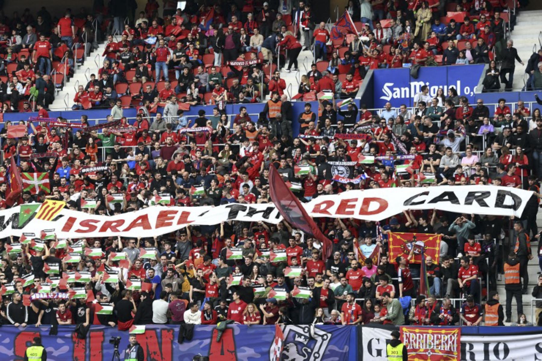 Los fanáticos del Osasuna despliegan una pancarta que dice "Muéstrale a Israel la tarjeta roja" antes del partido de fútbol de la liga española entre el CA Osasuna y el Real Madrid CF en el Estadio El Sadar de Pamplona el 15 de febrero de 2025. (Foto de ANDER GILLENEA / AFP)