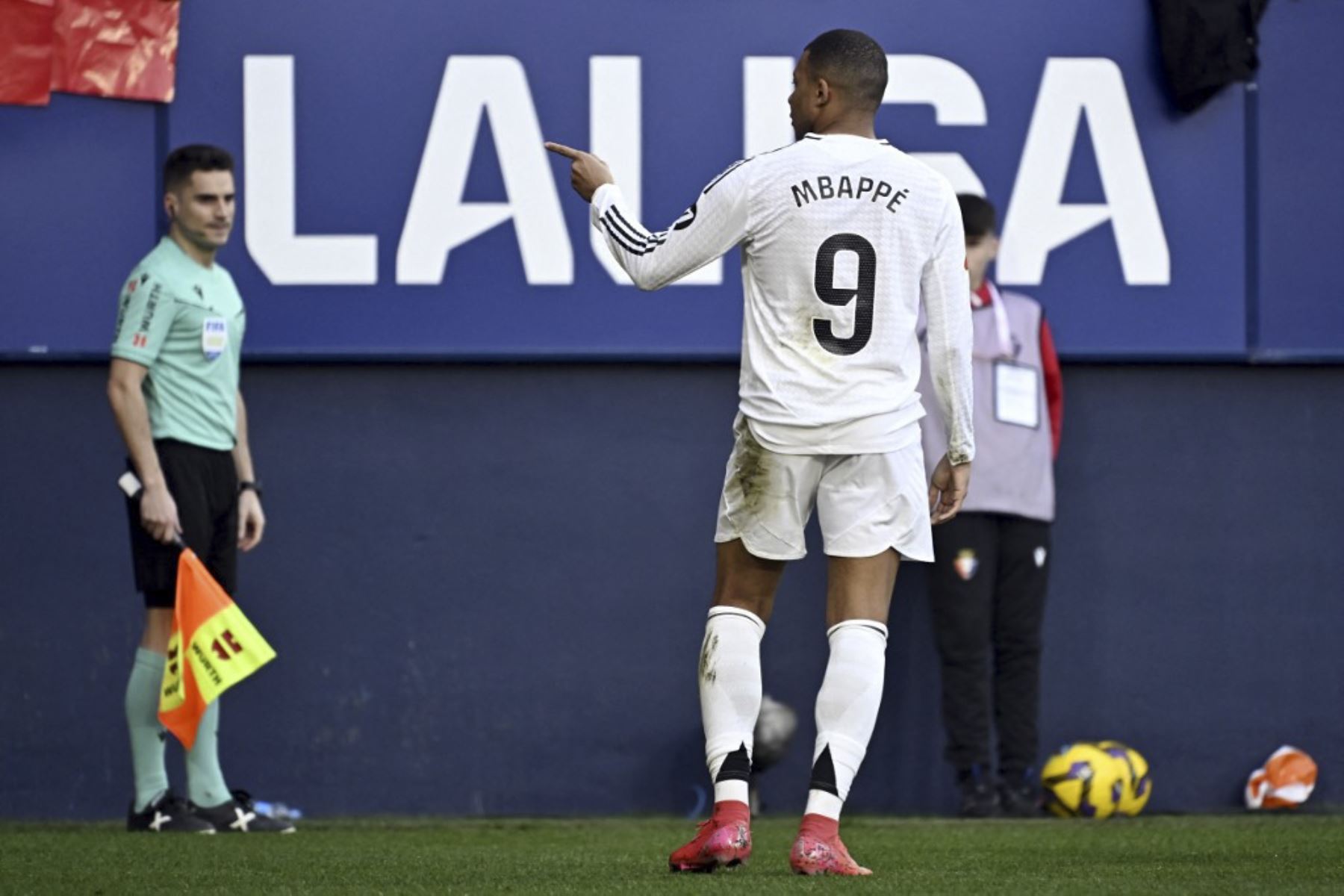 El delantero francés #09 del Real Madrid, Kylian Mbappe, celebra marcar el primer gol durante el partido de fútbol de la liga española entre el CA Osasuna y el Real Madrid CF en el Estadio El Sadar de Pamplona el 15 de febrero de 2025. (Foto de ANDER GILLENEA / AFP)