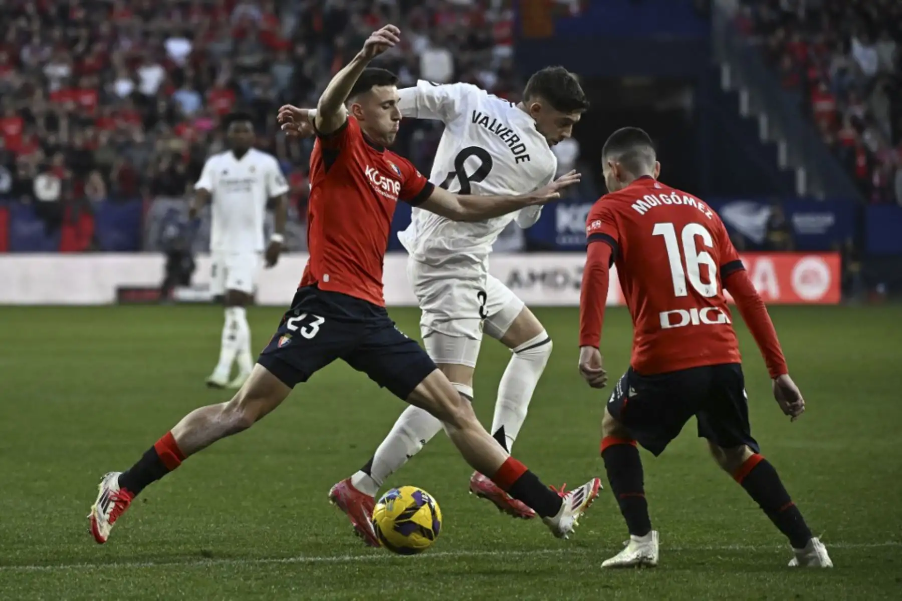 El defensa español del Osasuna #23 Abel Bretones, el centrocampista uruguayo del Real Madrid #08 Federico Valverde y el centrocampista español del Osasuna #16 Moi Gómez compiten por el balón durante el partido de fútbol de la liga española entre el CA Osasuna y el Real Madrid CF en el Estadio El Sadar de Pamplona el 15 de febrero de 2025. (Foto de ANDER GILLENEA / AFP)