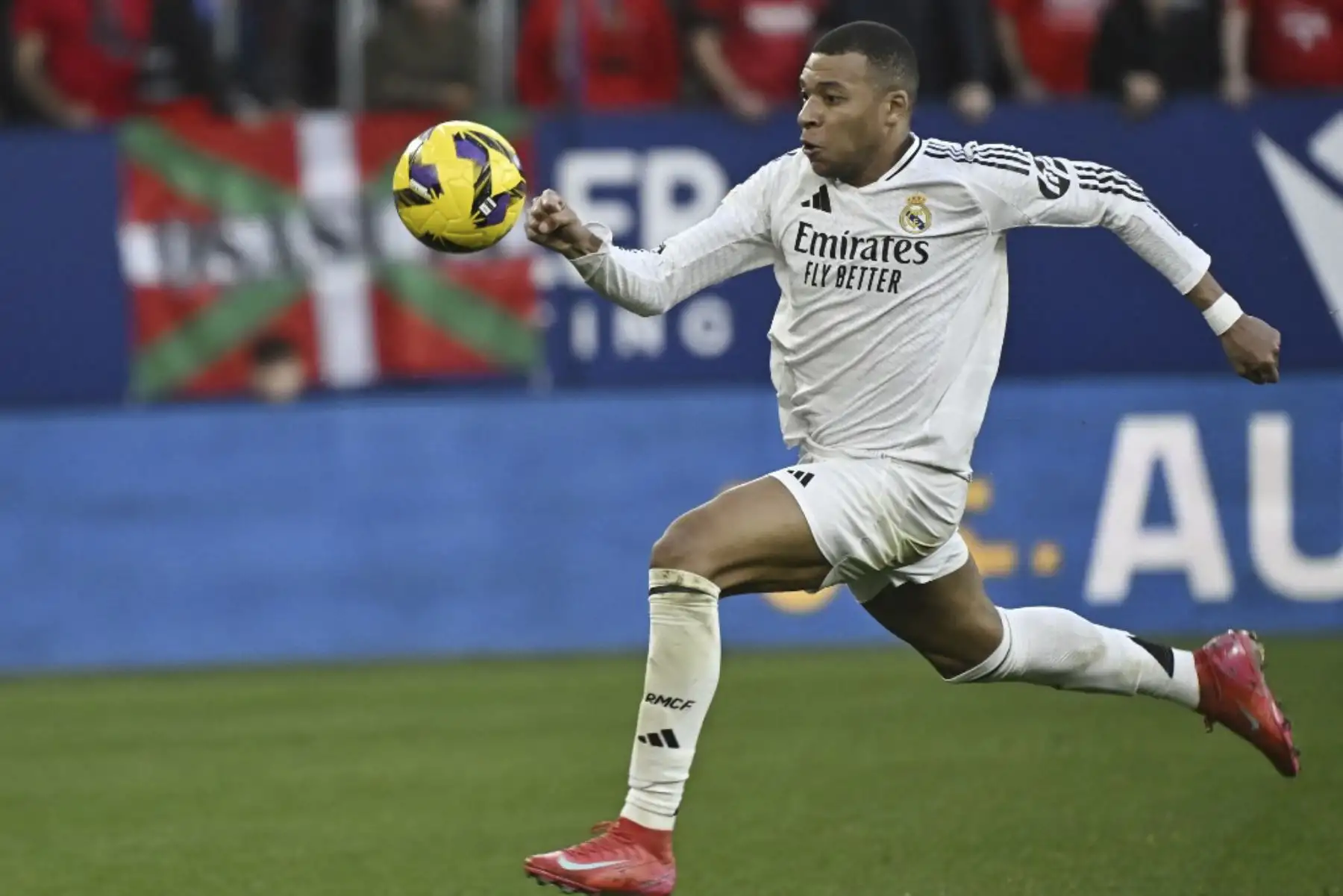 El delantero francés del Real Madrid #09 Kylian Mbappe corre por el balón durante el partido de fútbol de la liga española entre CA Osasuna y Real Madrid CF en el Estadio El Sadar de Pamplona el 15 de febrero de 2025. (Foto de ANDER GILLENEA / AFP)
