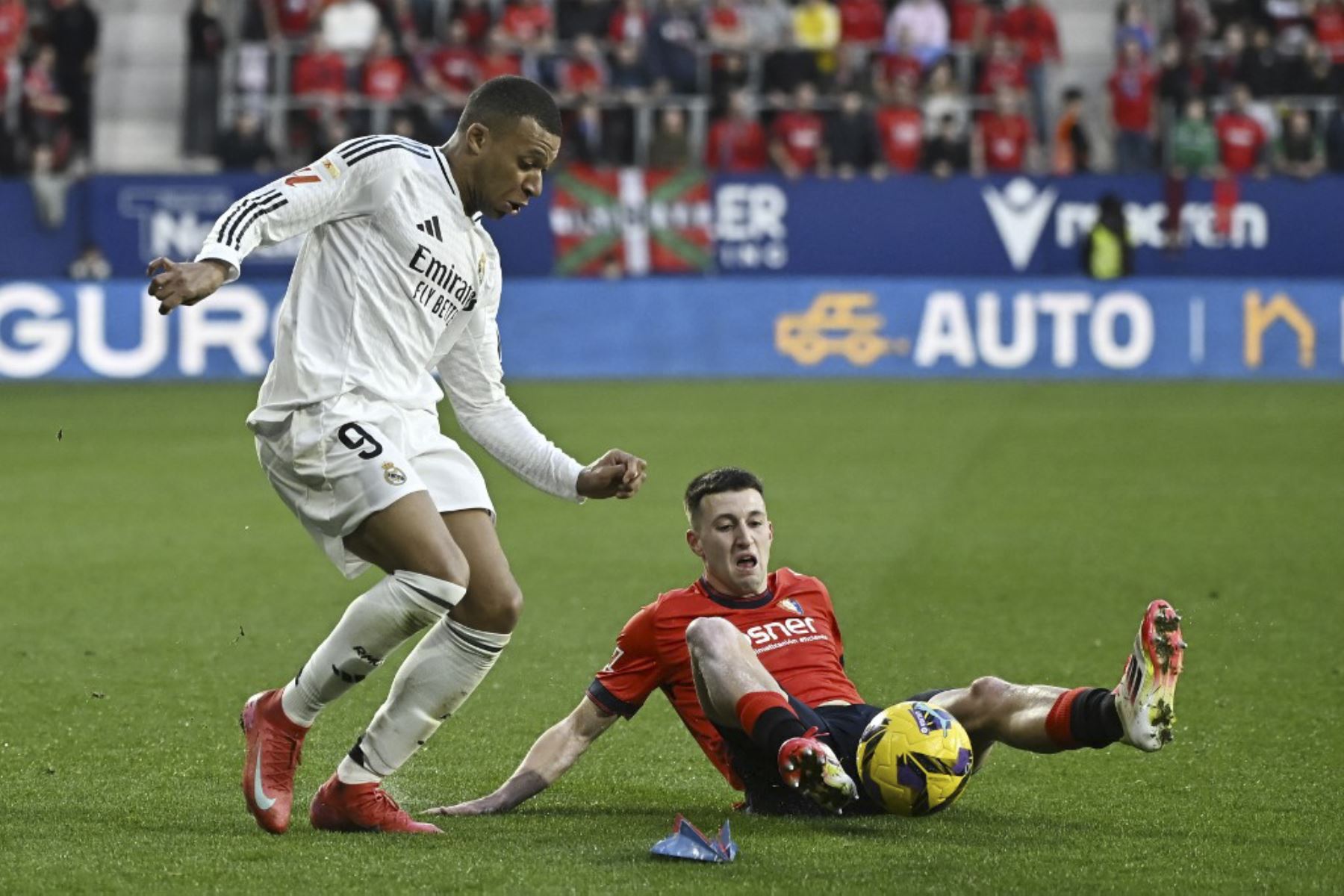 El delantero francés del Real Madrid #09 Kylian Mbappe y el defensa español del Osasuna #23 Abel Bretones compiten por el balón durante el partido de fútbol de la liga española entre el CA Osasuna y el Real Madrid CF en el Estadio El Sadar de Pamplona el 15 de febrero de 2025. (Foto de ANDER GILLENEA / AFP)