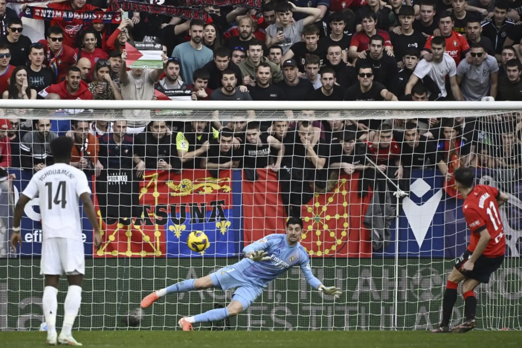 El delantero croata #17 del Osasuna, Ante Budimir (R), marca un gol desde el punto de penalti durante el partido de fútbol de la liga española entre el CA Osasuna y el Real Madrid CF en el Estadio El Sadar de Pamplona el 15 de febrero de 2025. (Foto de ANDER GILLENEA / AFP)