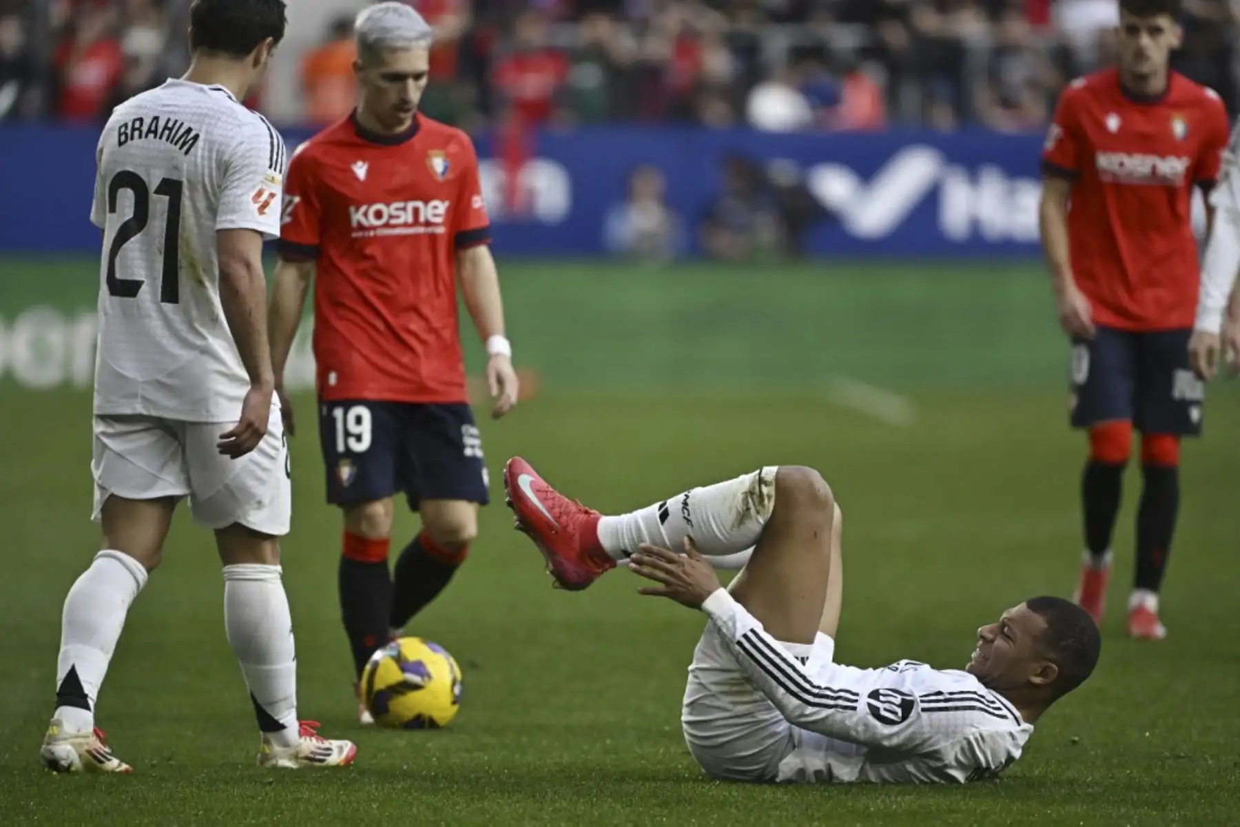 El delantero francés del Real Madrid #09 Kylian Mbappe reacciona en el campo durante el partido de fútbol de la liga española entre CA Osasuna y Real Madrid CF en el Estadio El Sadar de Pamplona el 15 de febrero de 2025. (Foto de ANDER GILLENEA / AFP)