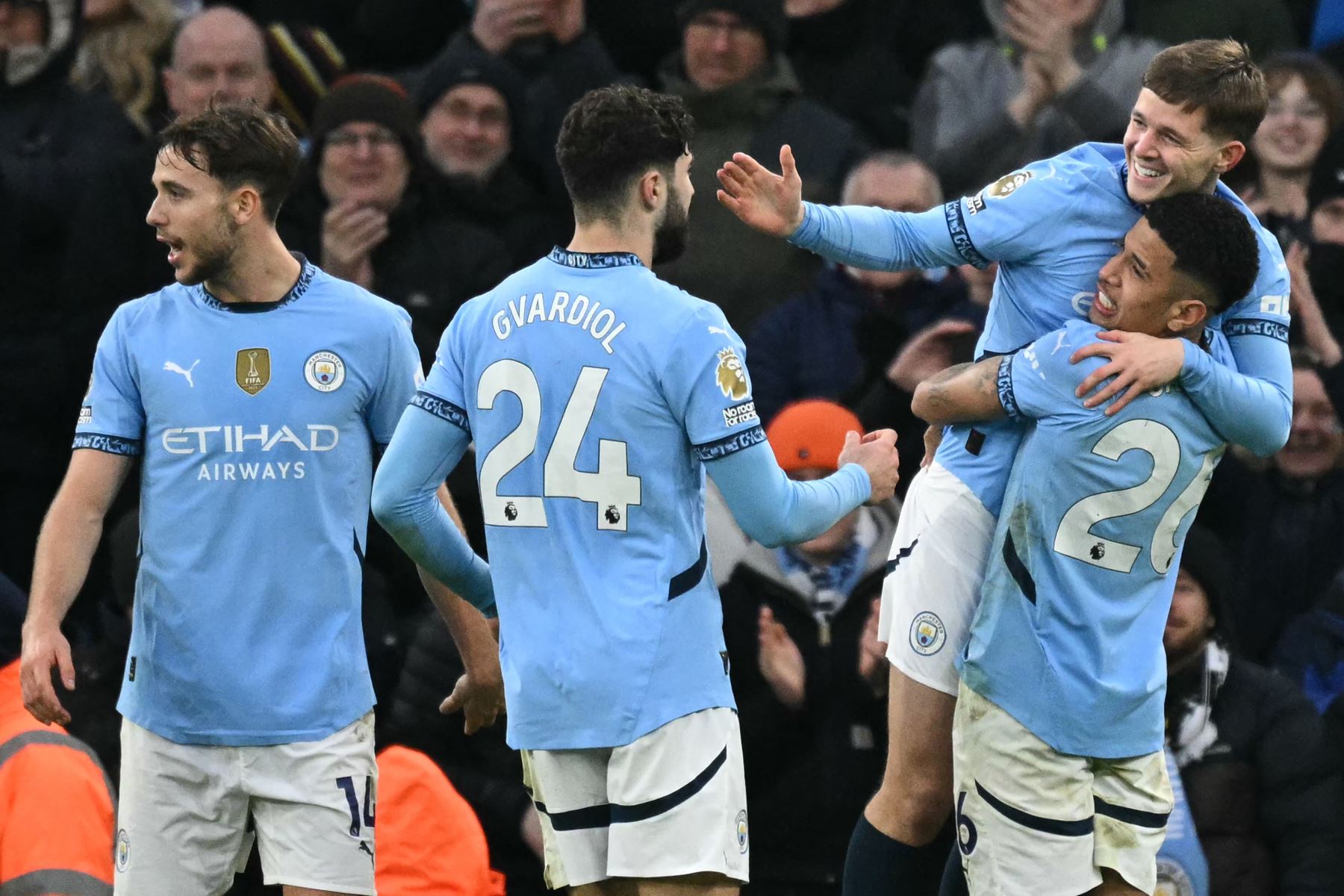 El centrocampista inglés del Manchester City, James McAtee celebra con sus compañeros de equipo después de marcar su cuarto gol durante el partido de fútbol de la Premier League inglesa entre Manchester City y Newcastle United en el Etihad Stadium de Manchester, noroeste de Inglaterra.Foto: AFP