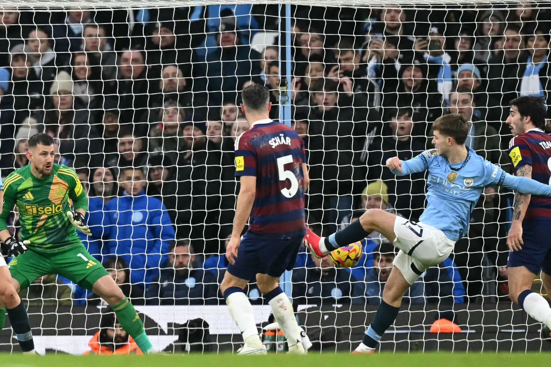 El centrocampista inglés del Manchester City, James McAtee  dispara para marcar su cuarto gol durante el partido de fútbol de la Premier League inglesa entre Manchester City y Newcastle United en el Etihad Stadium de Manchester, noroeste de Inglaterra.
Foto. AFP