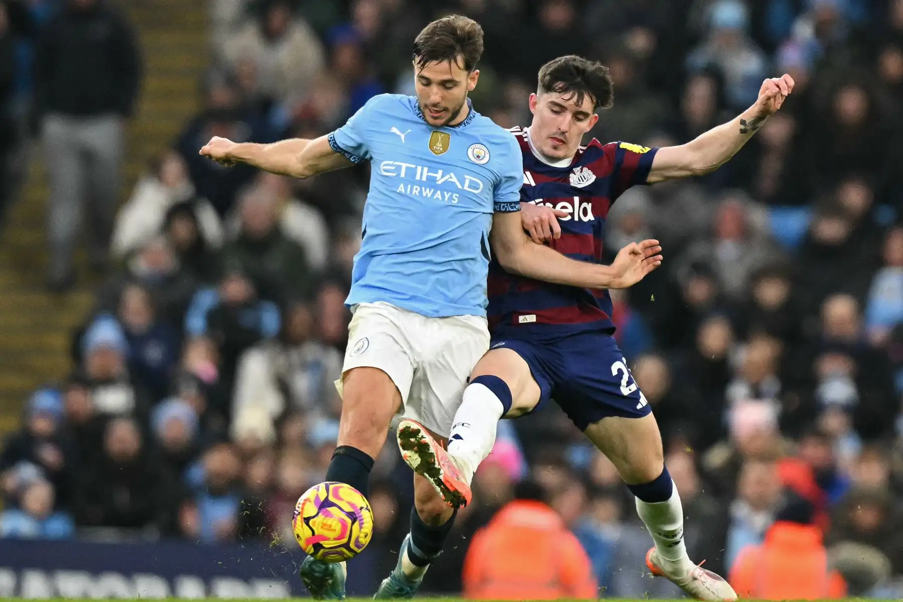 El centrocampista español del Manchester City,  Nico González compite con el defensor inglés del Newcastle United, Valentino Livramento  durante el partido de fútbol de la Premier League inglesa entre Manchester City y Newcastle United en el Etihad Stadium de Manchester, noroeste de Inglaterra.
Foto: AFP