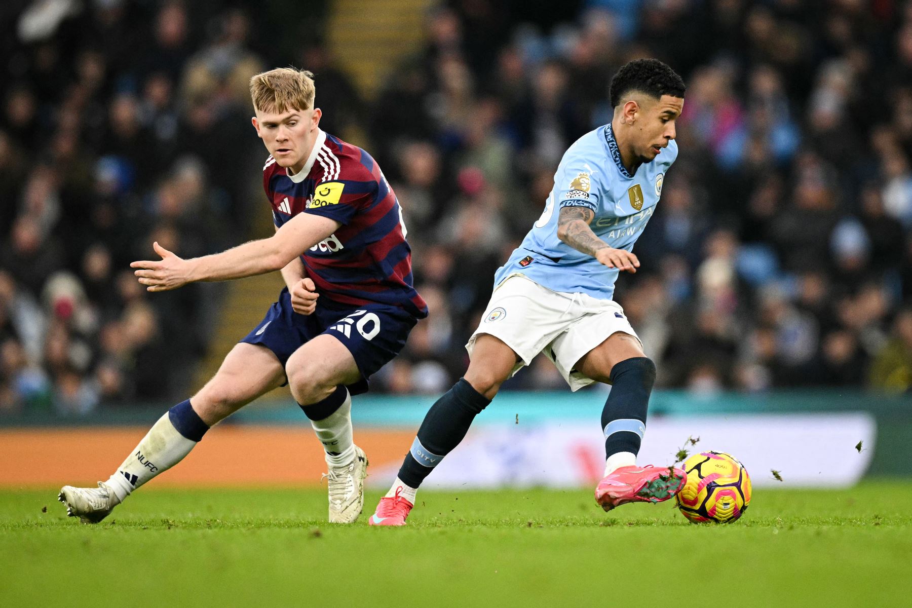 El mediocampista inglés del Newcastle United Lewis Hall lucha por el balón con el mediocampista brasileño #26 Savinho  del Manchester City durante el partido de fútbol de la Premier League inglesa entre Manchester City y Newcastle United en el Etihad Stadium de Manchester, noroeste de Inglaterra.
Foto: AFP