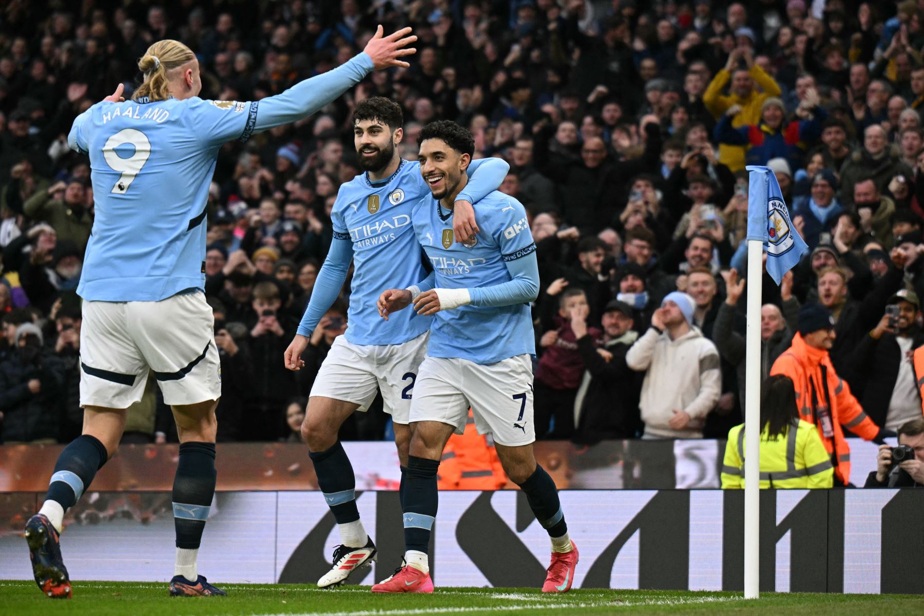 El delantero egipcio  del Manchester City, Omar Marmoush , celebra con sus compañeros de equipo después de anotar su tercer gol y el del City durante el partido de fútbol de la Premier League inglesa entre Manchester City y Newcastle United en el Etihad Stadium de Manchester, noroeste de Inglaterra.
Foto: AFP