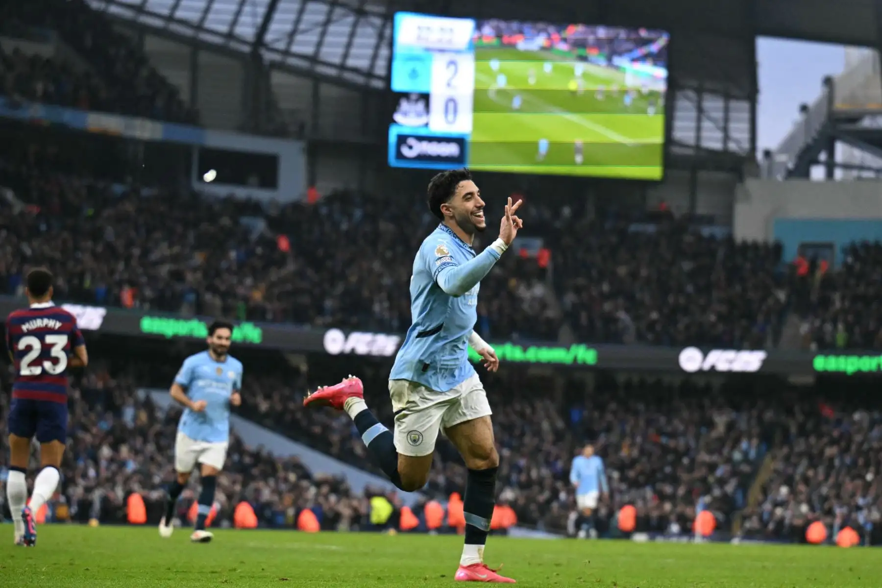 El delantero egipcio  del Manchester City, Omar Marmoush , celebra después de anotar su tercer gol y el del City durante el partido de fútbol de la Premier League inglesa entre Manchester City y Newcastle United en el Etihad Stadium de Manchester, noroeste de Inglaterra.
Foto: AFP