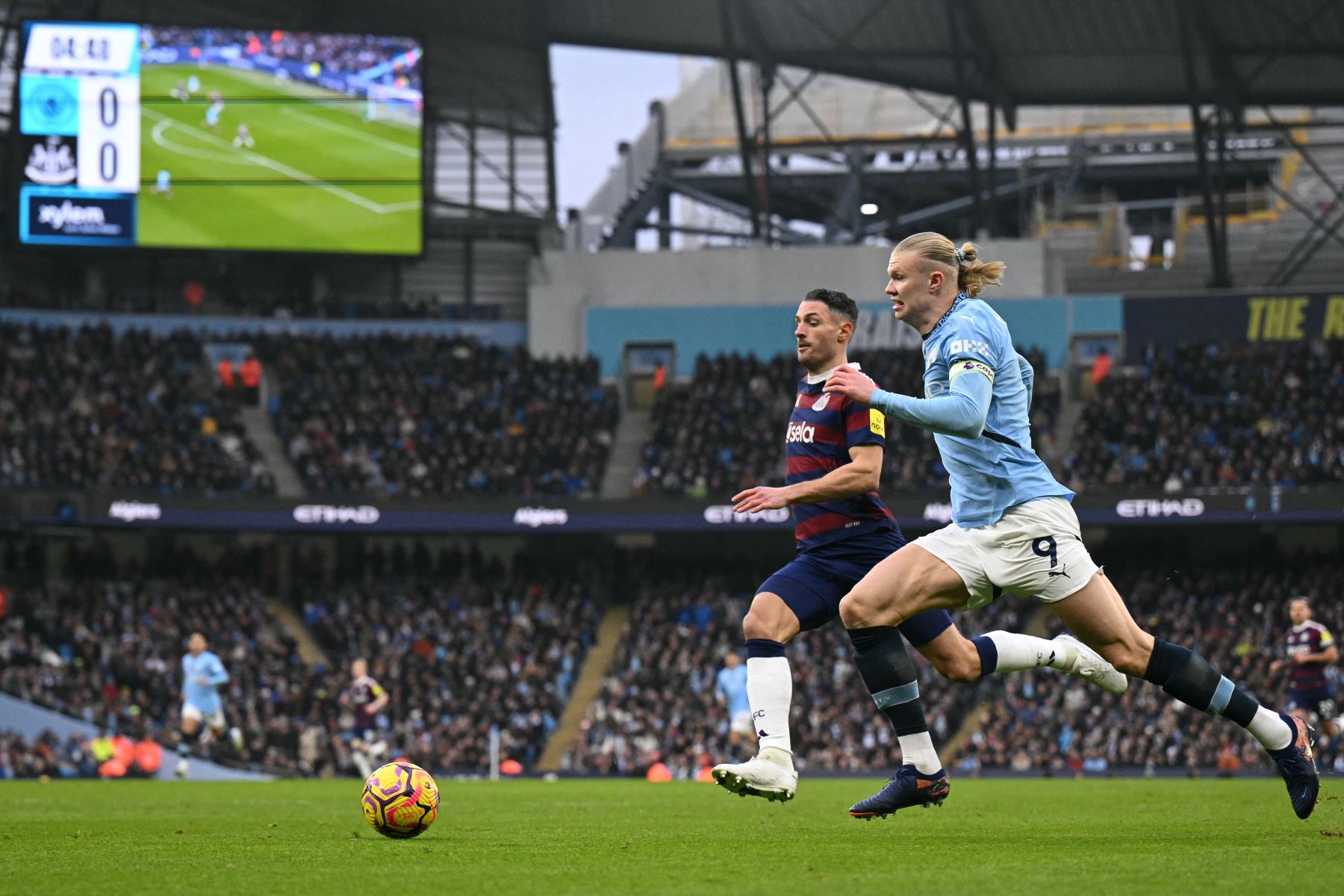 El delantero noruego del Manchester City, Erling Haaland  y el defensor suizo del Newcastle United #05 Fabian Schar luchan por el balón durante el partido de fútbol de la Premier League inglesa entre Manchester City y Newcastle United en el Etihad Stadium de Manchester, noroeste de Inglaterra.
Foto: AFP