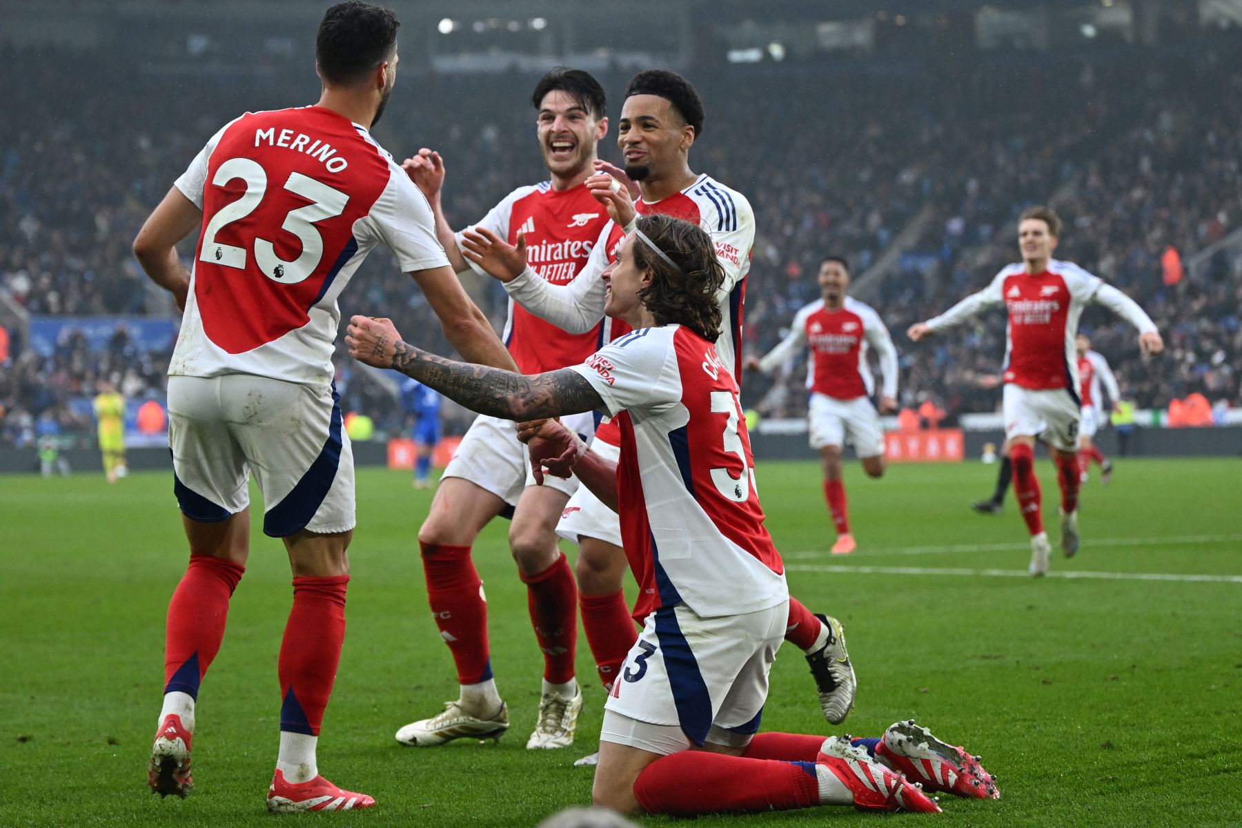 El centrocampista español del Arsenal, Mikel Merino  celebra con sus compañeros después de marcar su segundo gol durante el partido de fútbol de la Premier League inglesa entre Leicester City y Arsenal en el King Power Stadium de Leicester, centro de Inglaterra.
Foto. AFP