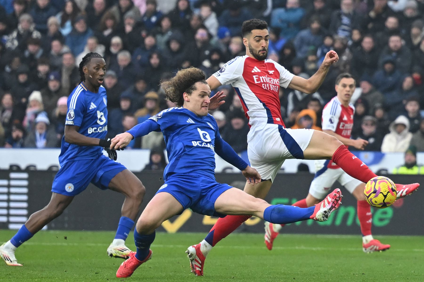 El defensor belga #03 Wout Faes  del Leicester City compite con el centrocampista español del Arsenal, Mikel Merino  durante el partido de fútbol de la Premier League inglesa entre Leicester City y el Arsenal en el King Power Stadium de Leicester, en el centro de Inglaterra.
Foto: AFP
