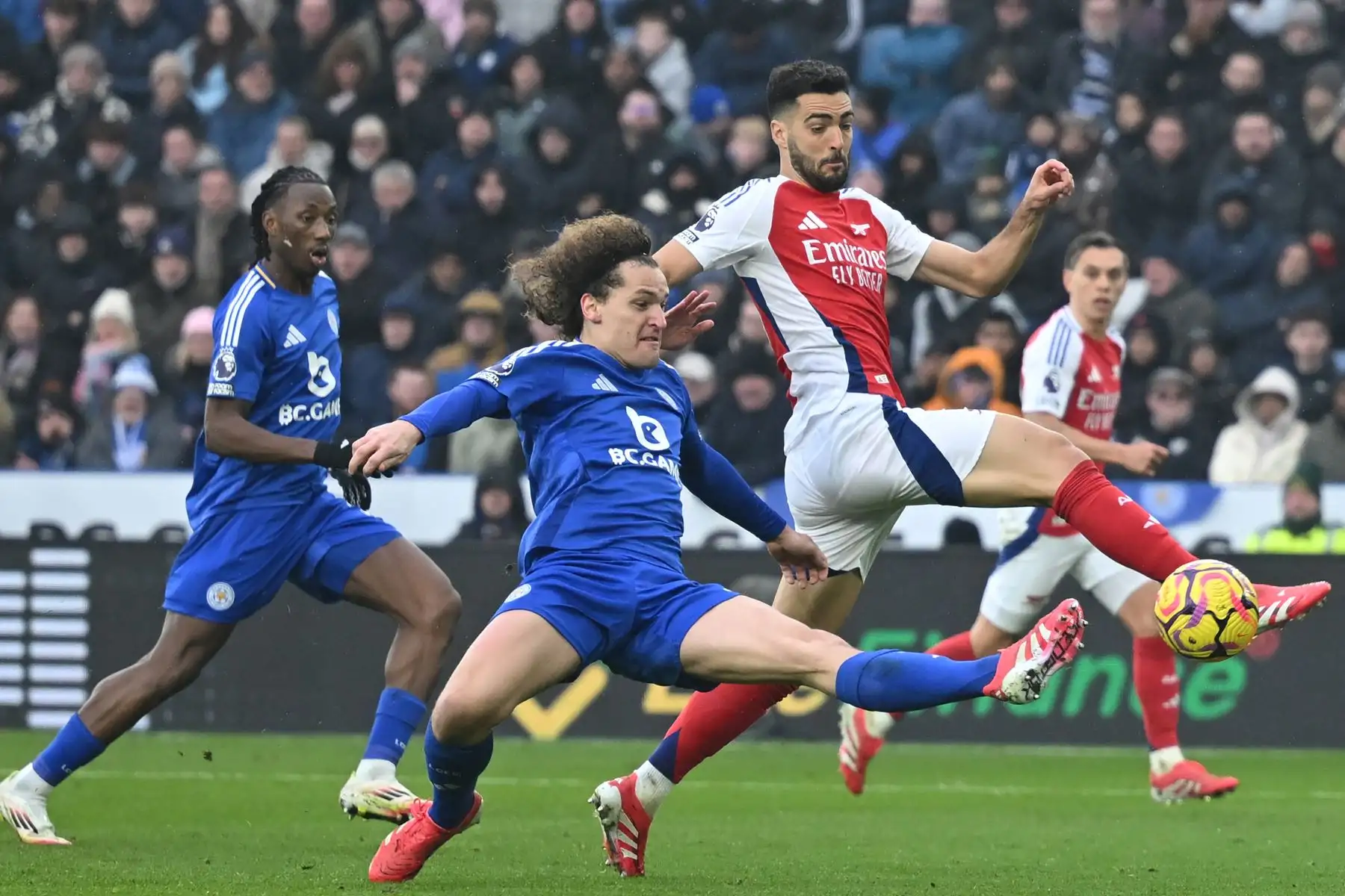 El defensor belga #03 Wout Faes  del Leicester City compite con el centrocampista español del Arsenal, Mikel Merino  durante el partido de fútbol de la Premier League inglesa entre Leicester City y el Arsenal en el King Power Stadium de Leicester, en el centro de Inglaterra.
Foto: AFP