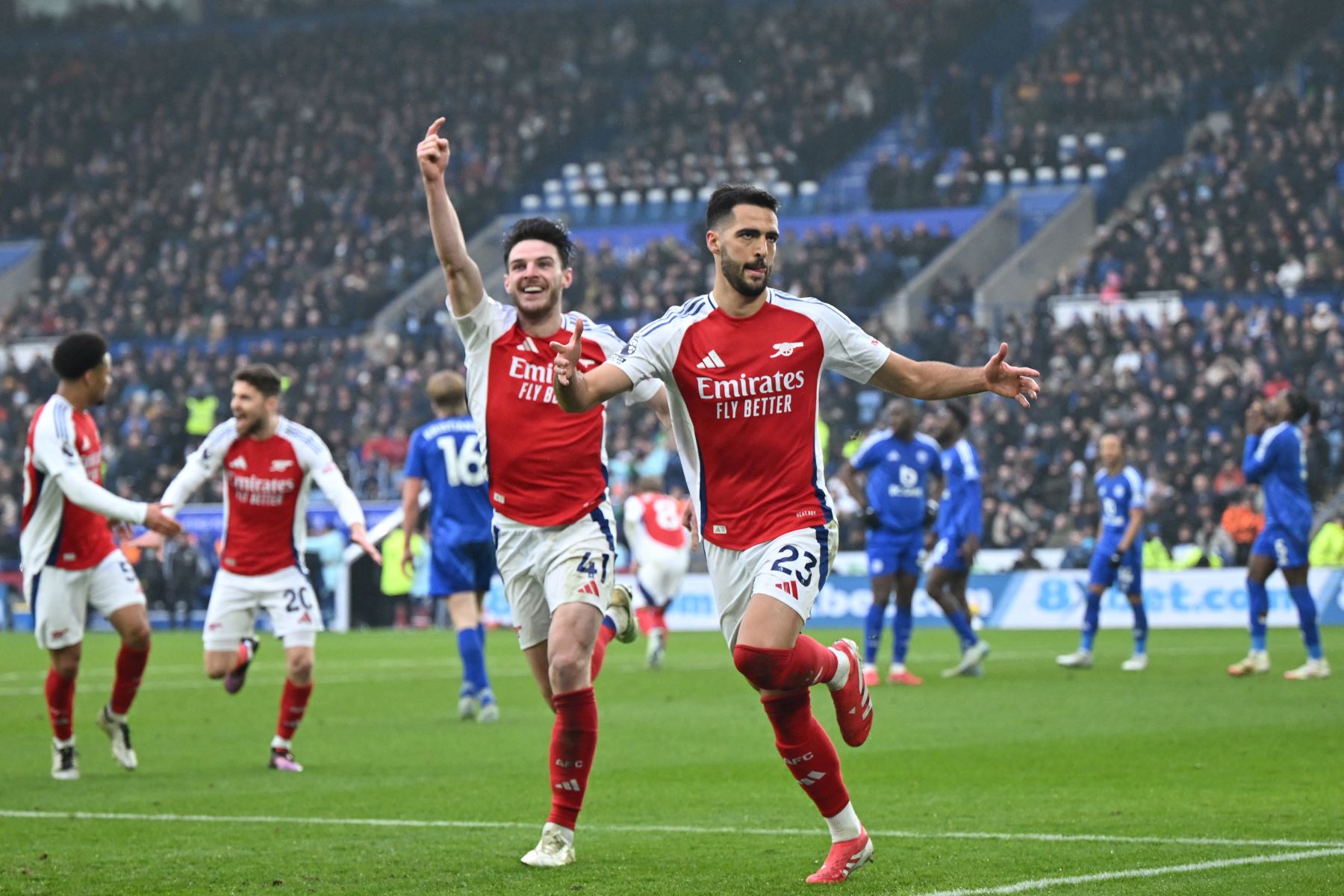 El centrocampista español del Arsenal,  Mikel Merino celebra con sus compañeros después de marcar el primer gol durante el partido de fútbol de la Premier League inglesa entre Leicester City y Arsenal en el King Power Stadium de Leicester, centro de Inglaterra.
Foto: AFP