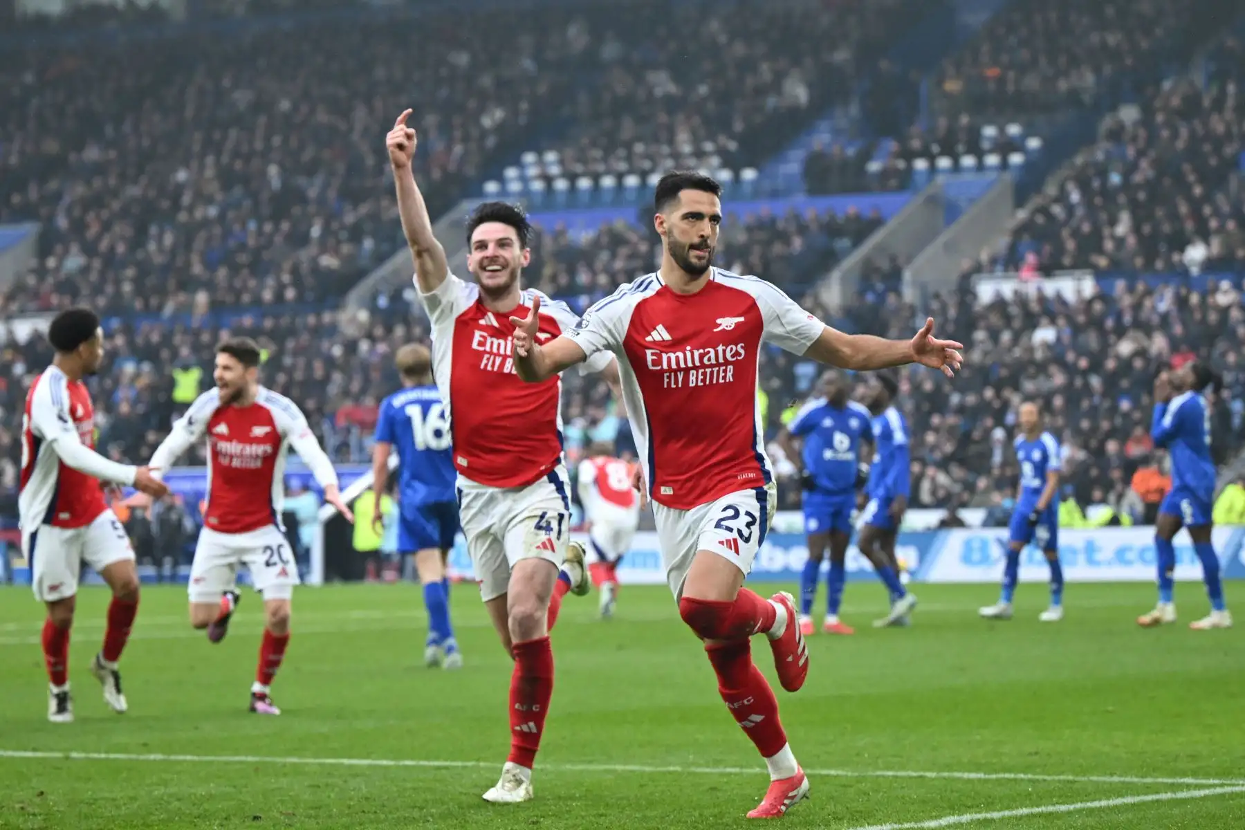 El centrocampista español del Arsenal,  Mikel Merino celebra con sus compañeros después de marcar el primer gol durante el partido de fútbol de la Premier League inglesa entre Leicester City y Arsenal en el King Power Stadium de Leicester, centro de Inglaterra.
Foto: AFP