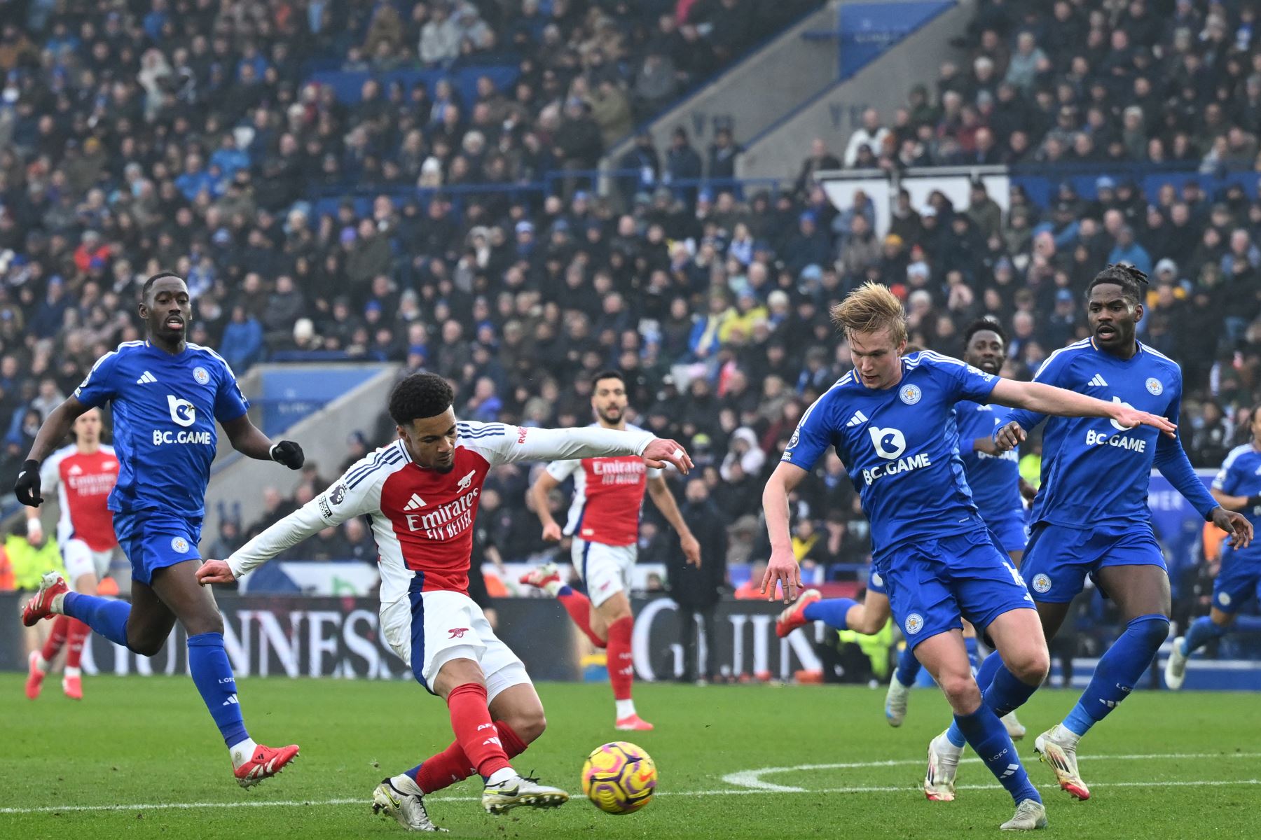 El mediocampista inglés del Arsenal, Ethan Nwaneri, golpea el poste con este disparo durante el partido de fútbol de la Premier League inglesa entre Leicester City y Arsenal en el King Power Stadium de Leicester, en el centro de Inglaterra.
Foto: AFP