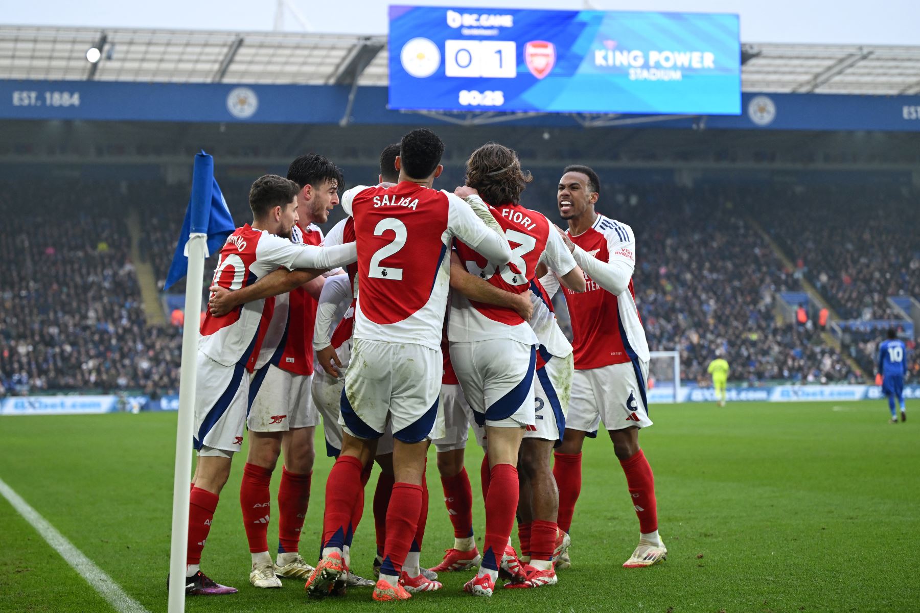 El centrocampista español del Arsenal, Mikel Merino celebra con sus compañeros de equipo después de marcar el gol inicial durante el partido de fútbol de la Premier League inglesa entre Leicester City y Arsenal en el King Power Stadium de Leicester, centro de Inglaterra.
Foto: AFP