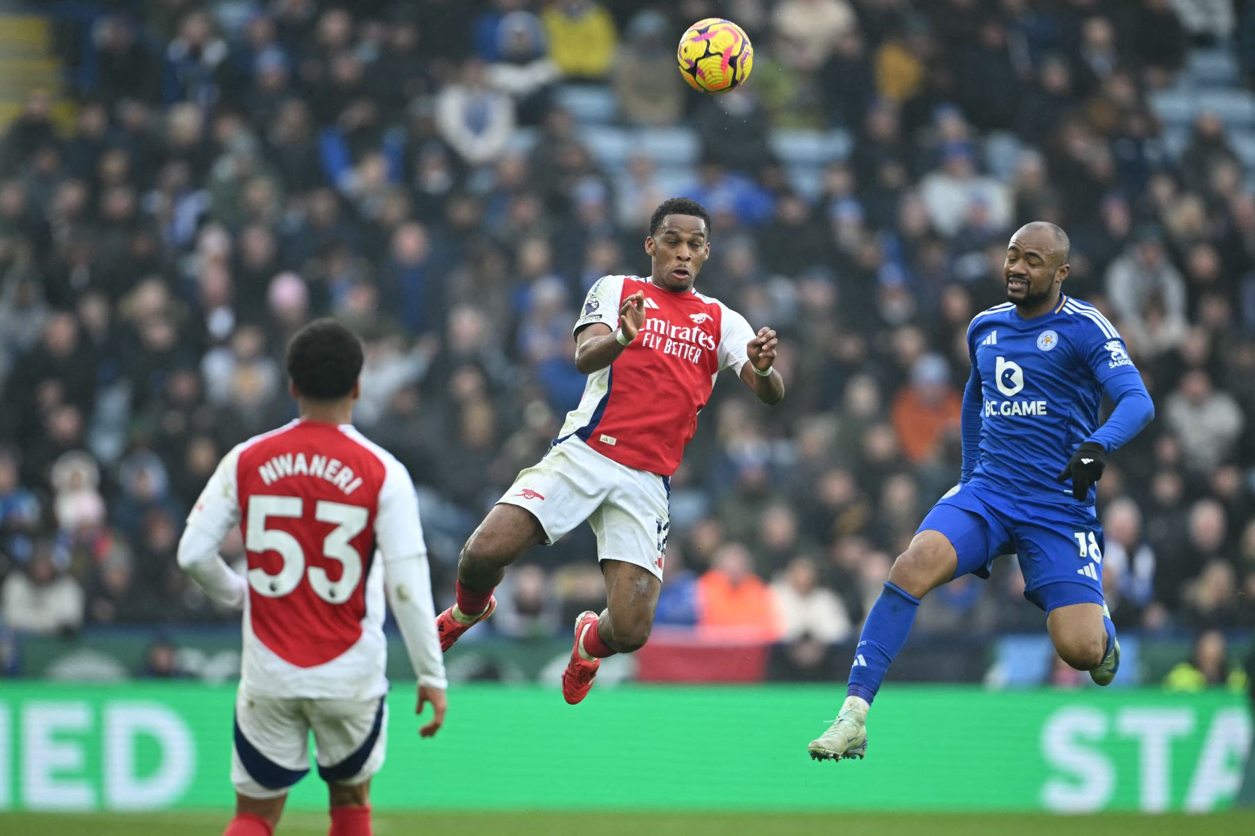 El defensor holandés del Arsenal, Jurrien Timber encabeza el balón bajo la presión del delantero ghanés nacido en Francia #18 Jordan Ayew del Leicester City durante el partido de fútbol de la Premier League inglesa entre Leicester City y Arsenal en el King Power Stadium en Leicester, centro de Inglaterra.
Foto: AFP