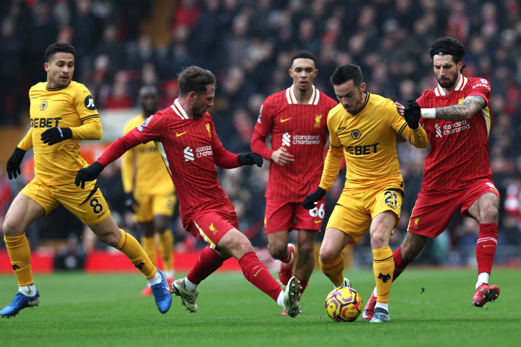 El centrocampista español de Wolverhampton Wanderers, Pablo Sarabia compite con el mediocampista húngaro de Liverpool, Dominik Szoboszlai y el centrocampista argentino de Liverpool, Alexis Mac Allister durante el partido de fútbol de la Premier League inglesa entre Liverpool y Wolverhampton Wanderers en Anfield en Liverpool, noroeste de Inglaterra.
Foto: AFP