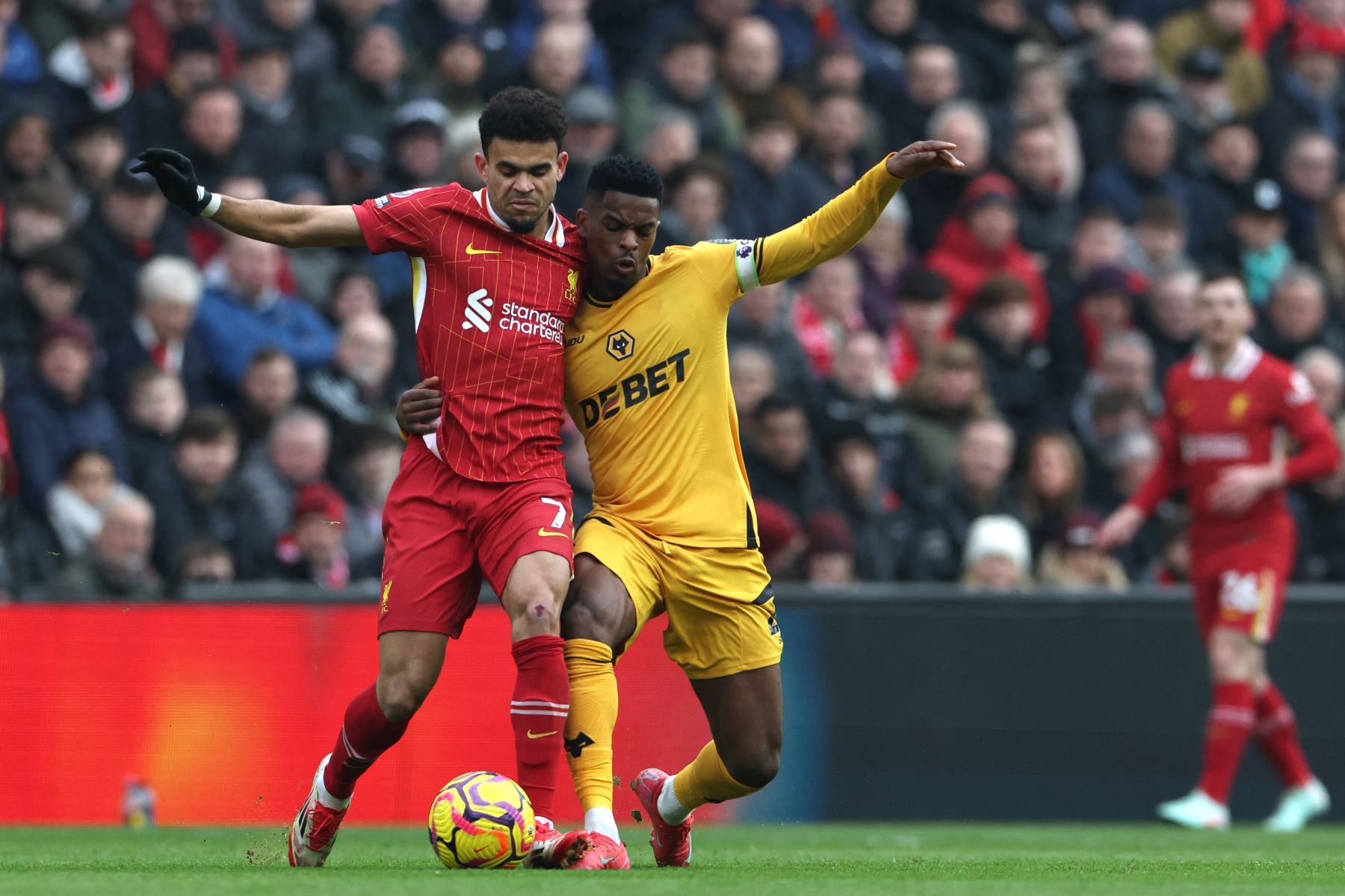 El mediocampista colombiano del Liverpool, Luis Díaz compite con el defensor portugués del Wolverhampton Wanderers , Nelson Semedo  durante el partido de fútbol de la Premier League inglesa entre Liverpool y Wolverhampton Wanderers en Anfield en Liverpool, noroeste de Inglaterra.
Foto: AFP