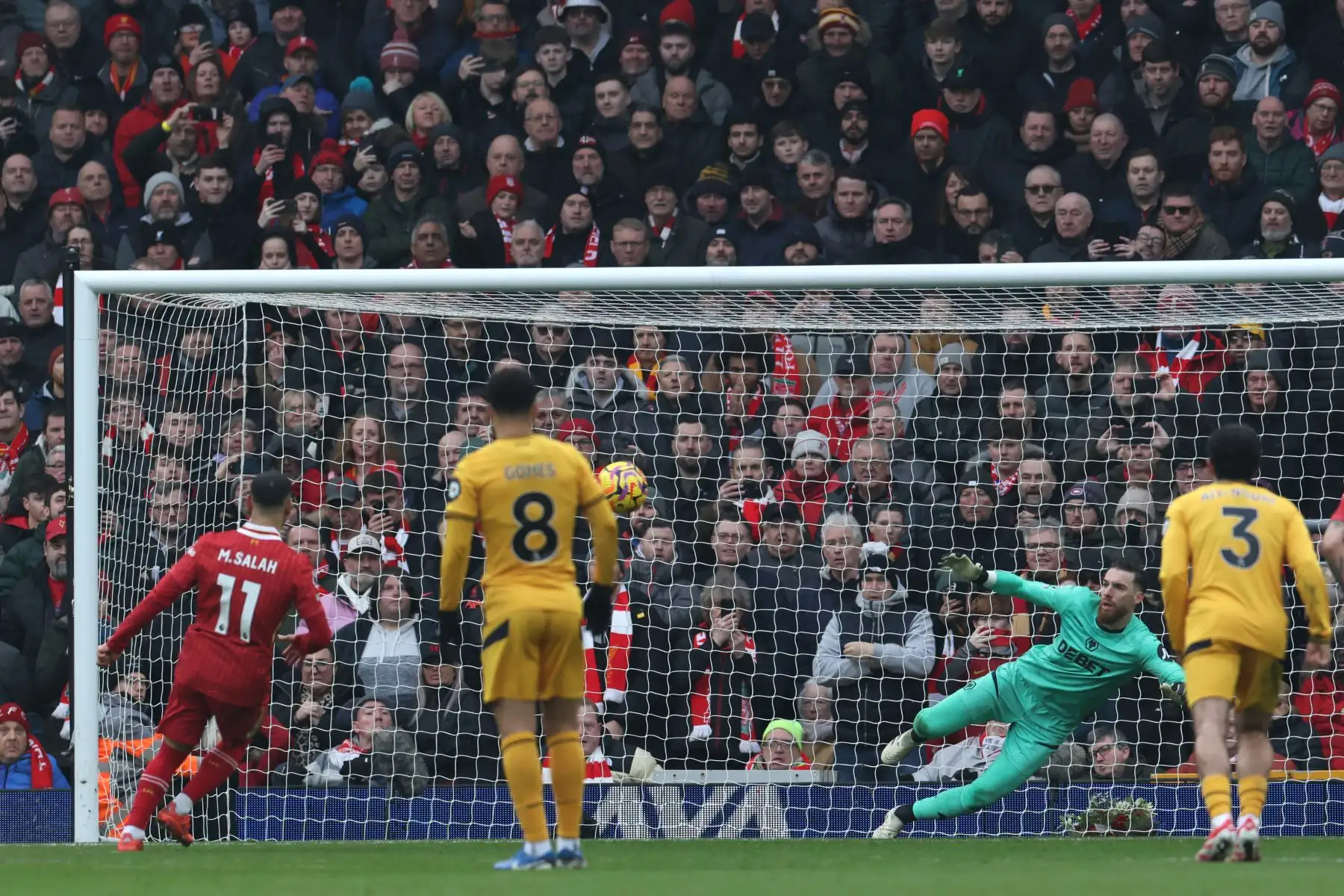 El delantero egipcio del Liverpool Mohamed Salah  anota su segundo gol desde el punto de penalti durante el partido de fútbol de la Premier League inglesa entre Liverpool y Wolverhampton Wanderers en Anfield en Liverpool, noroeste de Inglaterra.
Foto: AFP
