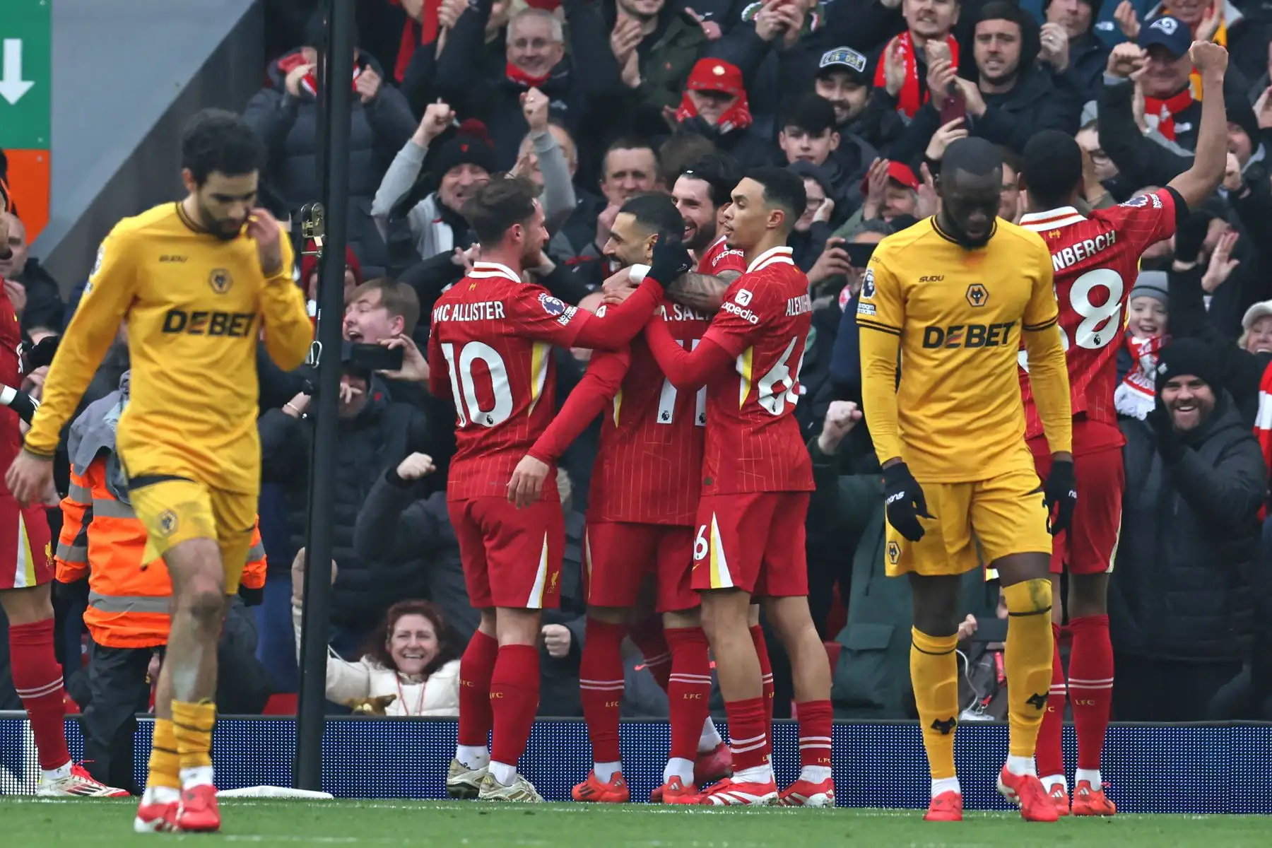El delantero egipcio  del Liverpool Mohamed Salah  celebra con sus compañeros de equipo después de marcar su segundo gol desde el punto de penalti durante el partido de fútbol de la Premier League inglesa entre Liverpool y Wolverhampton Wanderers en Anfield en Liverpool, noroeste de Inglaterra.
Foto: AFP