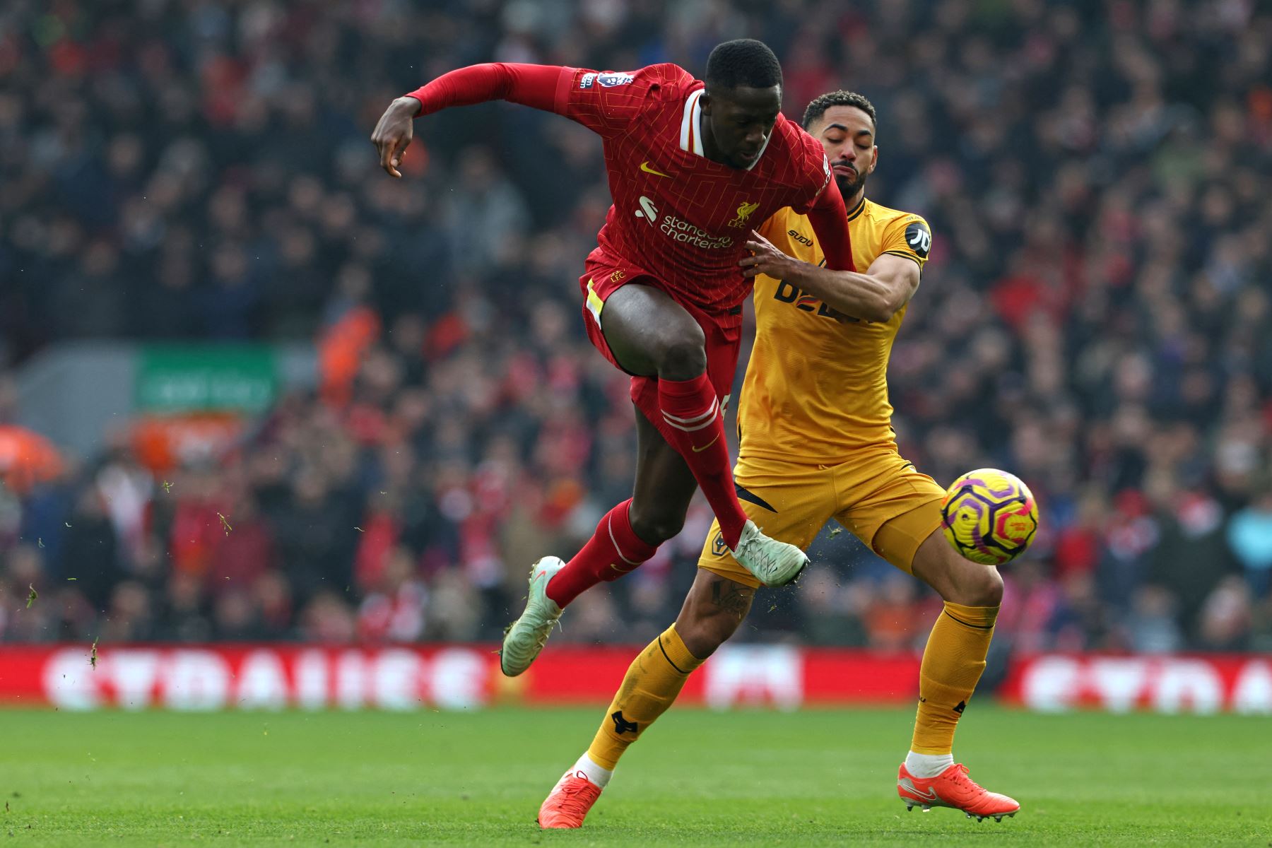 El delantero brasileño de Wolverhampton Wanderers, Matheus Cunha compite con el defensor francés de Liverpool,  Ibrahima Konate durante el partido de fútbol de la Premier League inglesa entre Liverpool y Wolverhampton Wanderers en Anfield en Liverpool, noroeste de Inglaterra.
Foto: AFP