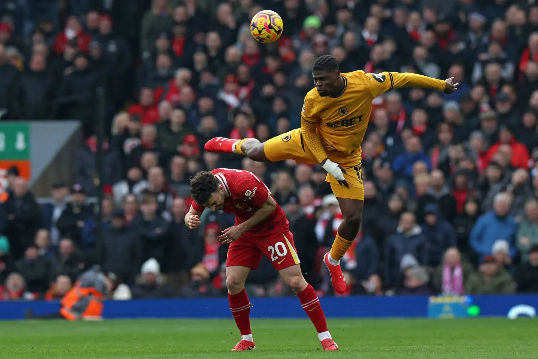 El delantero portugués del Liverpool, Diogo Jota  y el defensor marfileño del Wolverhampton Wanderers, Emmanuel Agbadou luchan por el balón durante el partido de fútbol de la Premier League inglesa entre Liverpool y Wolverhampton Wanderers en Anfield en Liverpool, noroeste de Inglaterra.
Foto: AFP