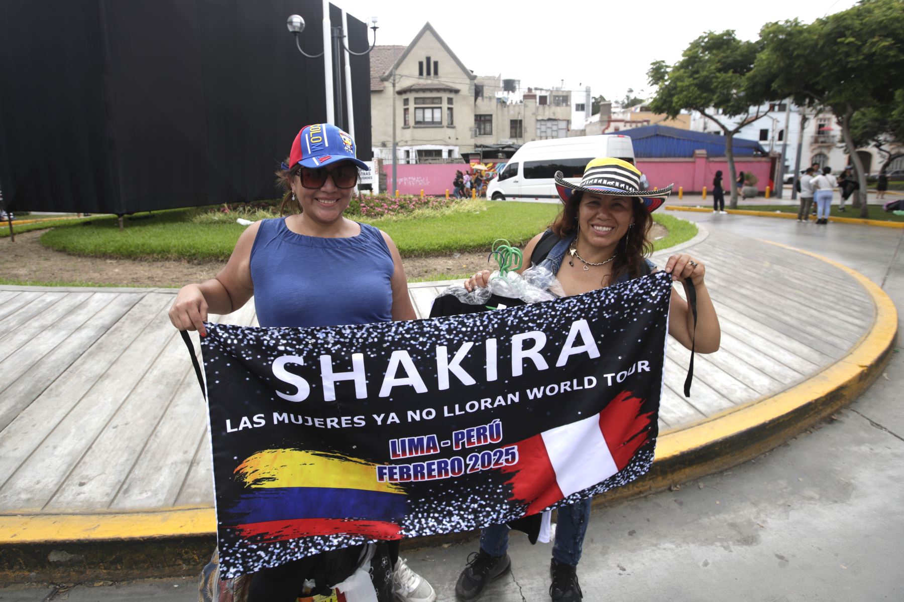 La cantante colombiana Shakira suspendió su concierto en Lima tras ser internada en una clínica local debido a un fuerte dolor abdominal. Fanáticos la esperaban fuera del Estadio Nacional. Foto: ANDINA/Eddy Ramos