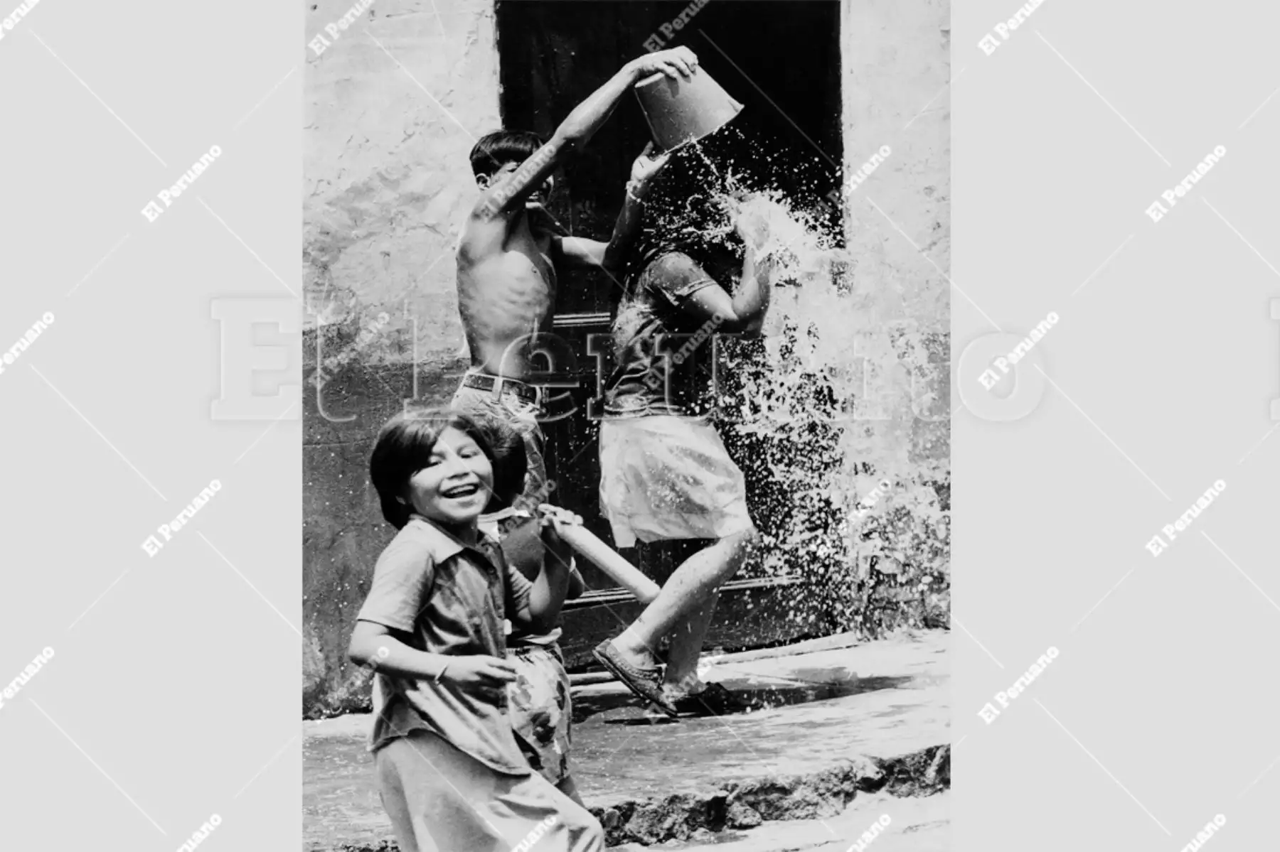 Lima – 20 febrero 1977 / En los barrios populares como El Rímac, La Victoria y Barrios Altos, el juego con agua estuvo a la orden del día en el penúltimo domingo de carnavales. Foto: Archivo Histórico El Peruano / Norman Cordova