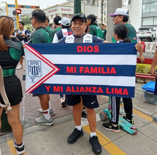 Algunas de estas banderas fueron sorteadas entre los corredores del trote blanquiazul, junto a otras prendas como polos y poleras con motivos del aliancismo. Foto: Difusión