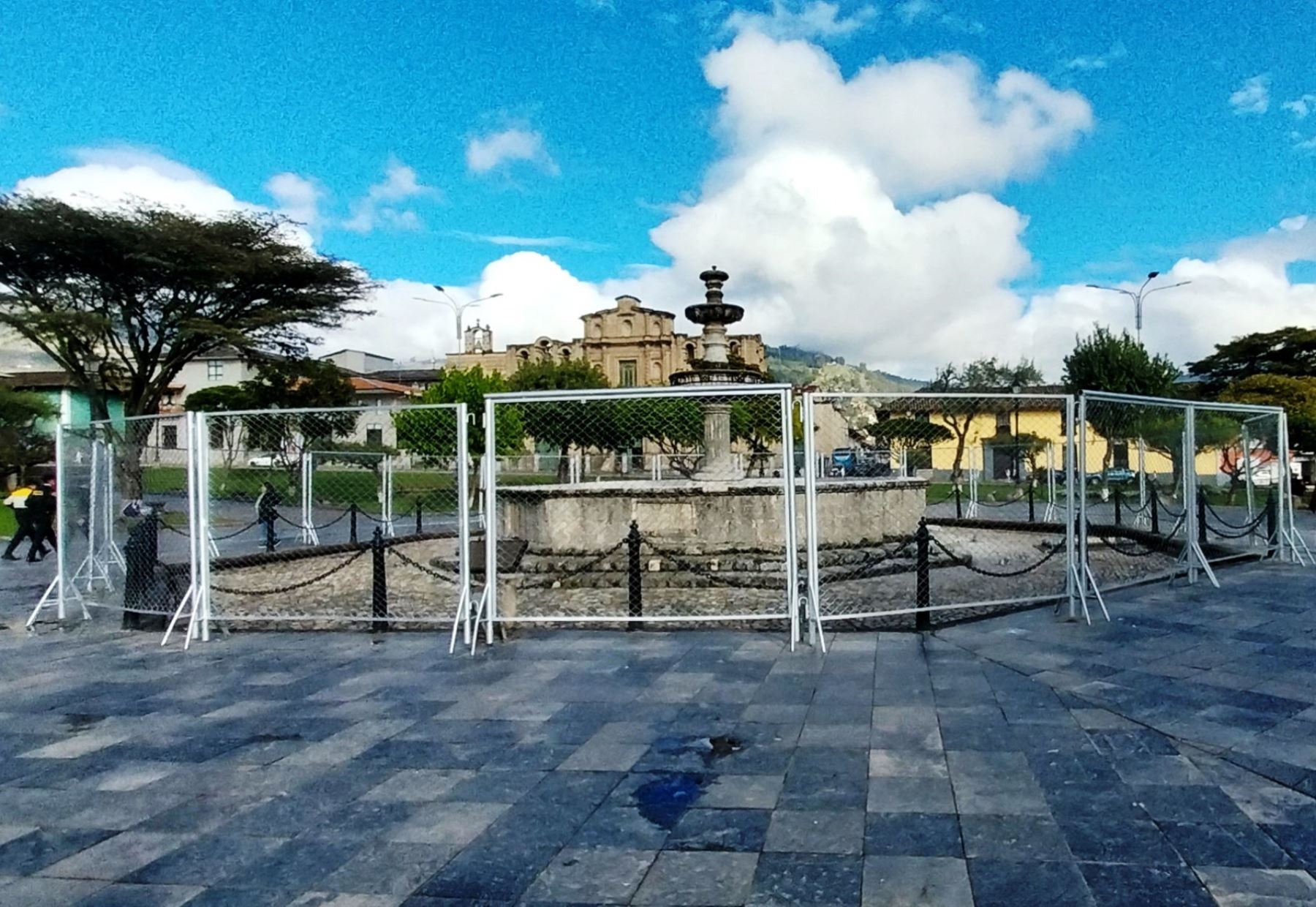 Ante el próximo inicio de las actividades del Carnaval, la Municipalidad de Cajamarca colocó cercos metálicos para proteger sus monumentos históricos como la pileta de la plaza de Armas, la iglesia Belén y las plazuelas de Los Héroes y Las Monjas. ANDINA/Difusión